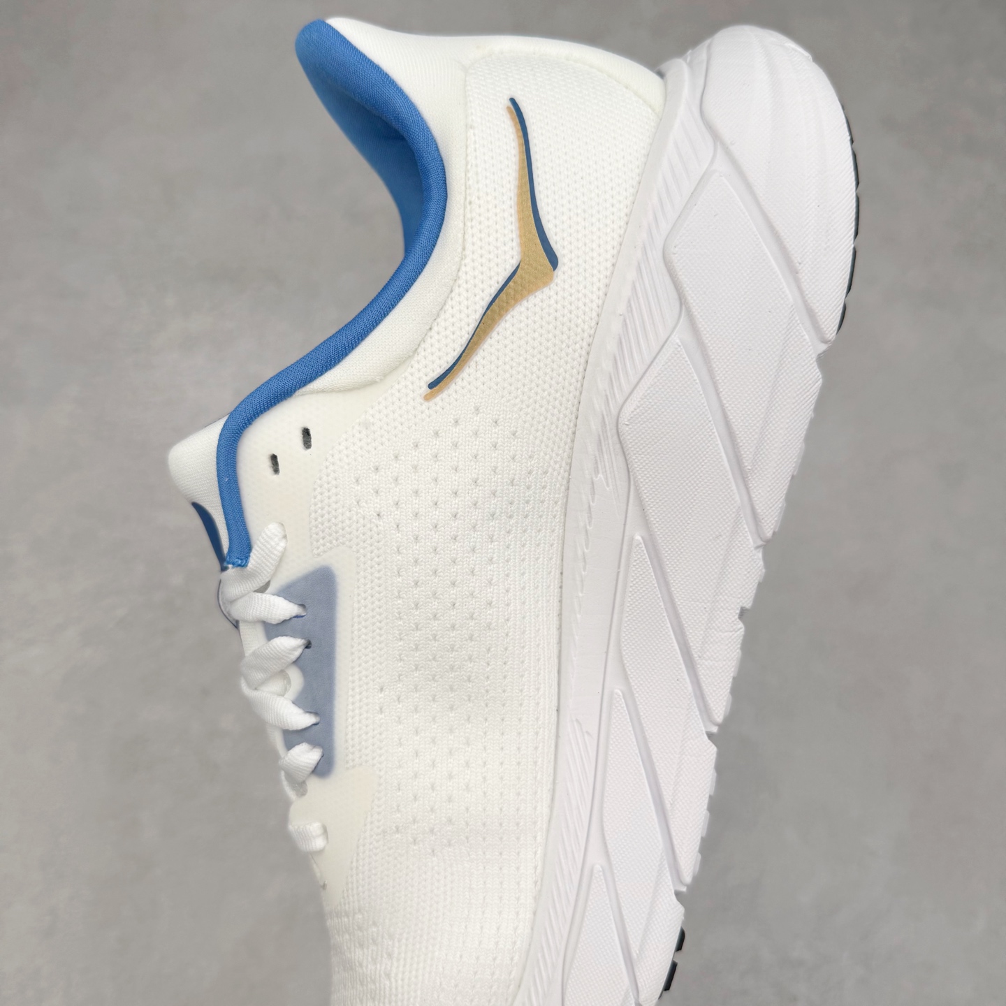 图片[7]-HOKA ONE ONE Arahi 7 舒适柔软防滑耐磨 低帮休闲跑步鞋 HOKA ONE ONE是来自美国的跑步鞋知名品牌，创立于2009年，始终致力于为所有跑者提供更新、更好的跑步装备。相比常规跑鞋，HOKA ONE ONE特别研发使用性能独特的几何形跑鞋中底，此种鞋底更厚、更高、回弹性也更好，除了卓越的缓冲性能，它还能为各种阶段的跑者带来更具动感、更加稳定的跑步体验。HOKAONE ONE从设计之初就清楚意识到，要保证跑者步幅的均匀一致，双脚自然而然的运动至关重要。实拍调校N版已经零色差零失真 百分百还原实物色彩所见即所得 不存在货不对板色差等低级问题 选购参考实物拍摄 不混卖不参货 只用心做好货严格选品 承诺混一赔十 尺码：36 36.5 37.5 38 38.5 39 40 40.5 41 42 42.5 43 44 44.5 45-选品中心