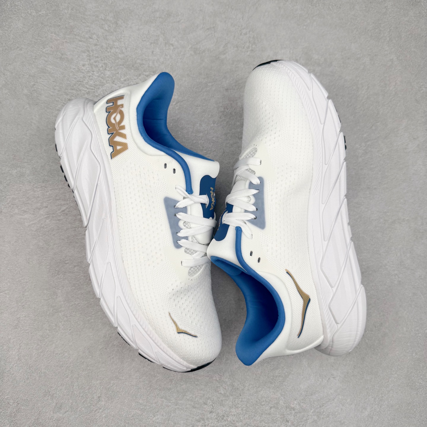 图片[3]-HOKA ONE ONE Arahi 7 舒适柔软防滑耐磨 低帮休闲跑步鞋 HOKA ONE ONE是来自美国的跑步鞋知名品牌，创立于2009年，始终致力于为所有跑者提供更新、更好的跑步装备。相比常规跑鞋，HOKA ONE ONE特别研发使用性能独特的几何形跑鞋中底，此种鞋底更厚、更高、回弹性也更好，除了卓越的缓冲性能，它还能为各种阶段的跑者带来更具动感、更加稳定的跑步体验。HOKAONE ONE从设计之初就清楚意识到，要保证跑者步幅的均匀一致，双脚自然而然的运动至关重要。实拍调校N版已经零色差零失真 百分百还原实物色彩所见即所得 不存在货不对板色差等低级问题 选购参考实物拍摄 不混卖不参货 只用心做好货严格选品 承诺混一赔十 尺码：36 36.5 37.5 38 38.5 39 40 40.5 41 42 42.5 43 44 44.5 45-选品中心