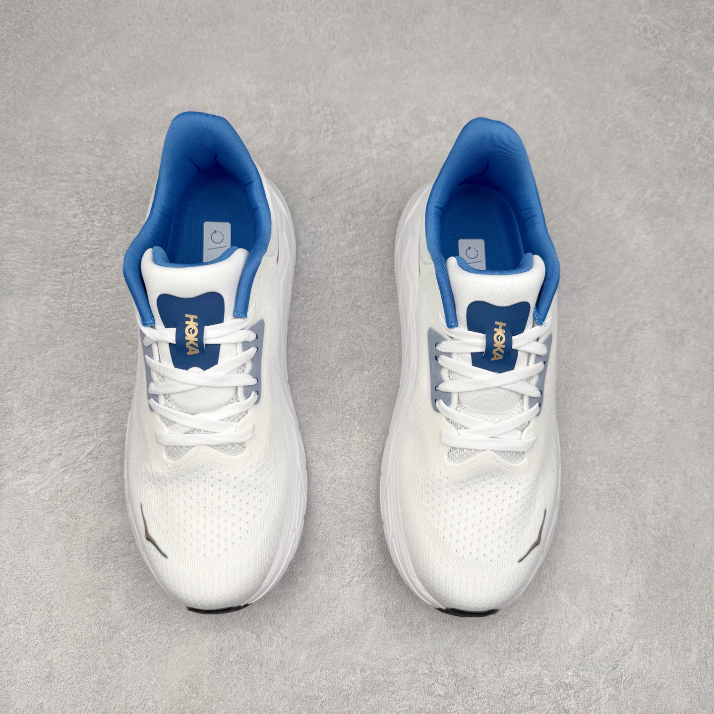 图片[2]-HOKA ONE ONE Arahi 7 舒适柔软防滑耐磨 低帮休闲跑步鞋 HOKA ONE ONE是来自美国的跑步鞋知名品牌，创立于2009年，始终致力于为所有跑者提供更新、更好的跑步装备。相比常规跑鞋，HOKA ONE ONE特别研发使用性能独特的几何形跑鞋中底，此种鞋底更厚、更高、回弹性也更好，除了卓越的缓冲性能，它还能为各种阶段的跑者带来更具动感、更加稳定的跑步体验。HOKAONE ONE从设计之初就清楚意识到，要保证跑者步幅的均匀一致，双脚自然而然的运动至关重要。实拍调校N版已经零色差零失真 百分百还原实物色彩所见即所得 不存在货不对板色差等低级问题 选购参考实物拍摄 不混卖不参货 只用心做好货严格选品 承诺混一赔十 尺码：36 36.5 37.5 38 38.5 39 40 40.5 41 42 42.5 43 44 44.5 45-选品中心