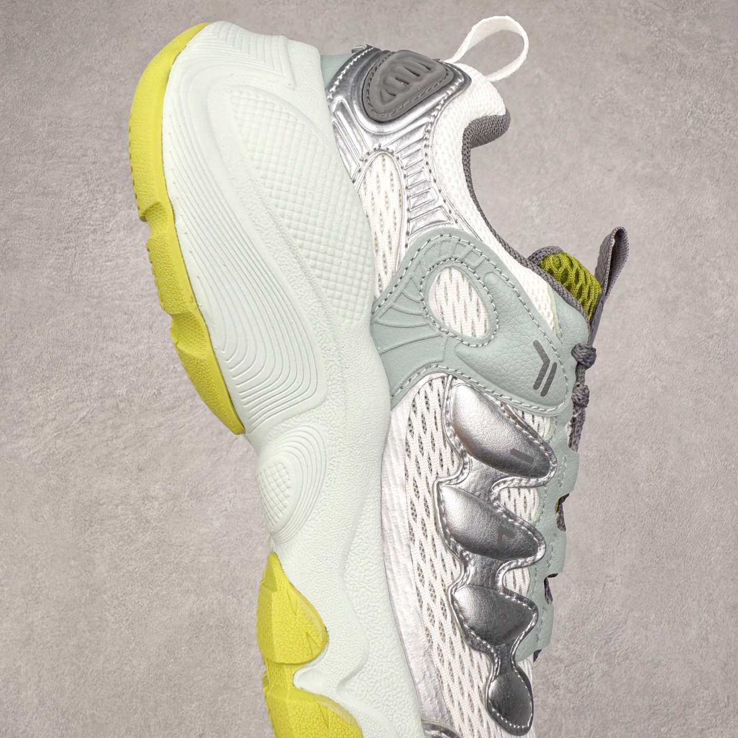 图片[6]-FILA TRUFFLE 斐乐蘑菇鞋摩登系列时尚百搭潮流休闲运动 织物合成革透气低帮跑步鞋 FUSION 系列传承了 FILA 的百年基因，融入年轻运动及潮流文化，成为引领变革、创新突破的一代。以“1+N” 的跨界合作模式重现经典的同时创造经典。带来最出其不意的跨界合作惊喜。同时，FILAFUSION把FILA 的 DNA 融入到定制体验里，你可以随心制造厲于你的产品。FILA FUSION 的鞋家族涵盖了老爹鞋、跑步鞋、网球鞋、季节款。风格复古新潮，满足了时尚人士出行及各类运动的搭配需求，成为当下年轻人筷拥的鞋类品牌之一。FILA FUSION 走进年轻人的世界，通过年轻人运动，街舞，滑板，篮球，展现 FILA FUSION 的潮流态度和年轻文化。FILA FUSION 认为末来属于引领变革、创新突破的年轻一代，让我们一起构成 FILA 未来的蓝图吧！尺码：35.5 36 36.5 37.5 38 38.5 39 40 40.5 41 42 42.5 43 44 44.5 45-选品中心