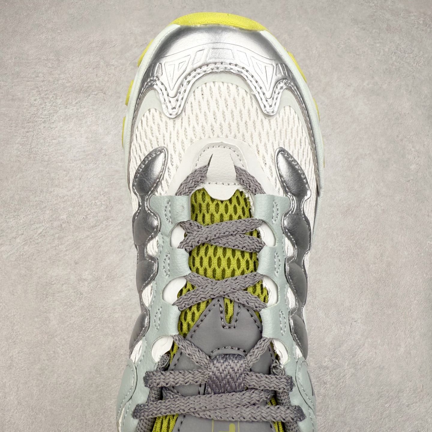 图片[4]-FILA TRUFFLE 斐乐蘑菇鞋摩登系列时尚百搭潮流休闲运动 织物合成革透气低帮跑步鞋 FUSION 系列传承了 FILA 的百年基因，融入年轻运动及潮流文化，成为引领变革、创新突破的一代。以“1+N” 的跨界合作模式重现经典的同时创造经典。带来最出其不意的跨界合作惊喜。同时，FILAFUSION把FILA 的 DNA 融入到定制体验里，你可以随心制造厲于你的产品。FILA FUSION 的鞋家族涵盖了老爹鞋、跑步鞋、网球鞋、季节款。风格复古新潮，满足了时尚人士出行及各类运动的搭配需求，成为当下年轻人筷拥的鞋类品牌之一。FILA FUSION 走进年轻人的世界，通过年轻人运动，街舞，滑板，篮球，展现 FILA FUSION 的潮流态度和年轻文化。FILA FUSION 认为末来属于引领变革、创新突破的年轻一代，让我们一起构成 FILA 未来的蓝图吧！尺码：35.5 36 36.5 37.5 38 38.5 39 40 40.5 41 42 42.5 43 44 44.5 45-选品中心