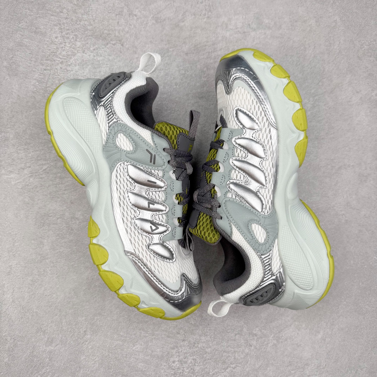 图片[3]-FILA TRUFFLE 斐乐蘑菇鞋摩登系列时尚百搭潮流休闲运动 织物合成革透气低帮跑步鞋 FUSION 系列传承了 FILA 的百年基因，融入年轻运动及潮流文化，成为引领变革、创新突破的一代。以“1+N” 的跨界合作模式重现经典的同时创造经典。带来最出其不意的跨界合作惊喜。同时，FILAFUSION把FILA 的 DNA 融入到定制体验里，你可以随心制造厲于你的产品。FILA FUSION 的鞋家族涵盖了老爹鞋、跑步鞋、网球鞋、季节款。风格复古新潮，满足了时尚人士出行及各类运动的搭配需求，成为当下年轻人筷拥的鞋类品牌之一。FILA FUSION 走进年轻人的世界，通过年轻人运动，街舞，滑板，篮球，展现 FILA FUSION 的潮流态度和年轻文化。FILA FUSION 认为末来属于引领变革、创新突破的年轻一代，让我们一起构成 FILA 未来的蓝图吧！尺码：35.5 36 36.5 37.5 38 38.5 39 40 40.5 41 42 42.5 43 44 44.5 45-选品中心