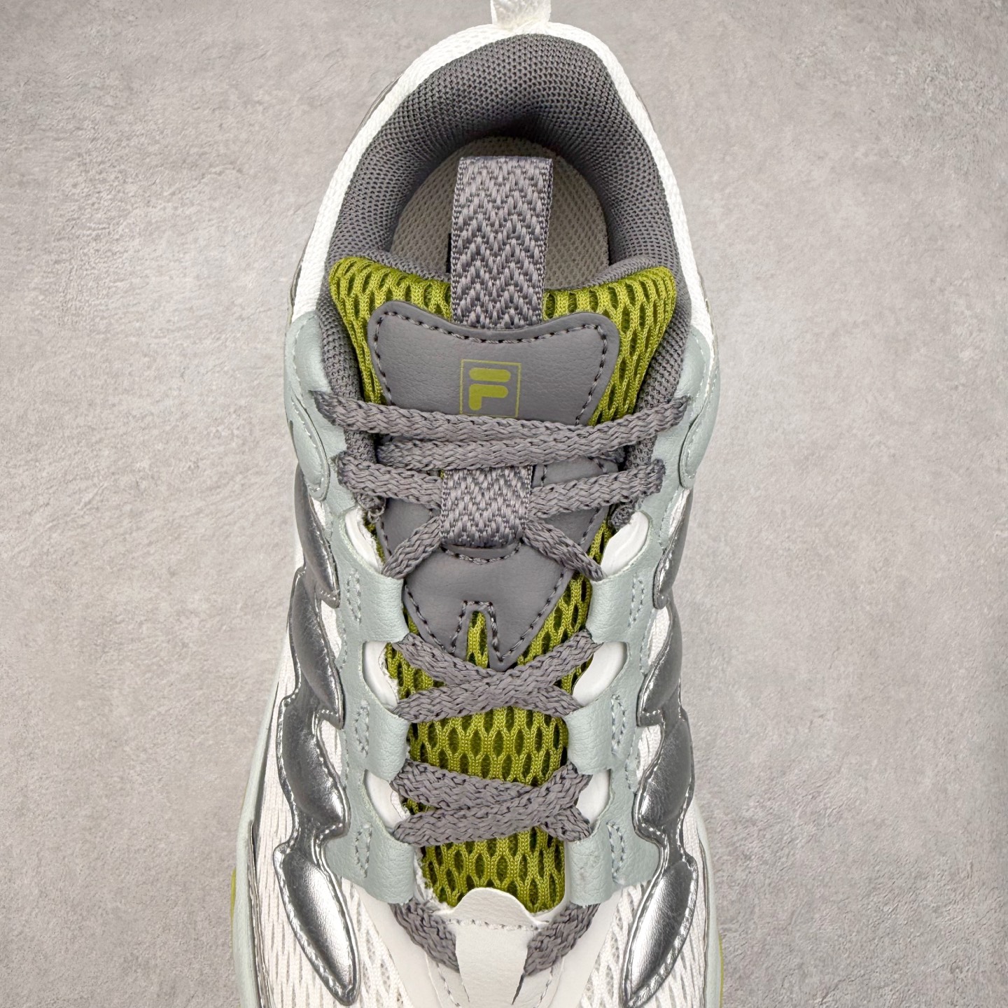 图片[5]-FILA TRUFFLE 斐乐蘑菇鞋摩登系列时尚百搭潮流休闲运动 织物合成革透气低帮跑步鞋 FUSION 系列传承了 FILA 的百年基因，融入年轻运动及潮流文化，成为引领变革、创新突破的一代。以“1+N” 的跨界合作模式重现经典的同时创造经典。带来最出其不意的跨界合作惊喜。同时，FILAFUSION把FILA 的 DNA 融入到定制体验里，你可以随心制造厲于你的产品。FILA FUSION 的鞋家族涵盖了老爹鞋、跑步鞋、网球鞋、季节款。风格复古新潮，满足了时尚人士出行及各类运动的搭配需求，成为当下年轻人筷拥的鞋类品牌之一。FILA FUSION 走进年轻人的世界，通过年轻人运动，街舞，滑板，篮球，展现 FILA FUSION 的潮流态度和年轻文化。FILA FUSION 认为末来属于引领变革、创新突破的年轻一代，让我们一起构成 FILA 未来的蓝图吧！尺码：35.5 36 36.5 37.5 38 38.5 39 40 40.5 41 42 42.5 43 44 44.5 45-选品中心