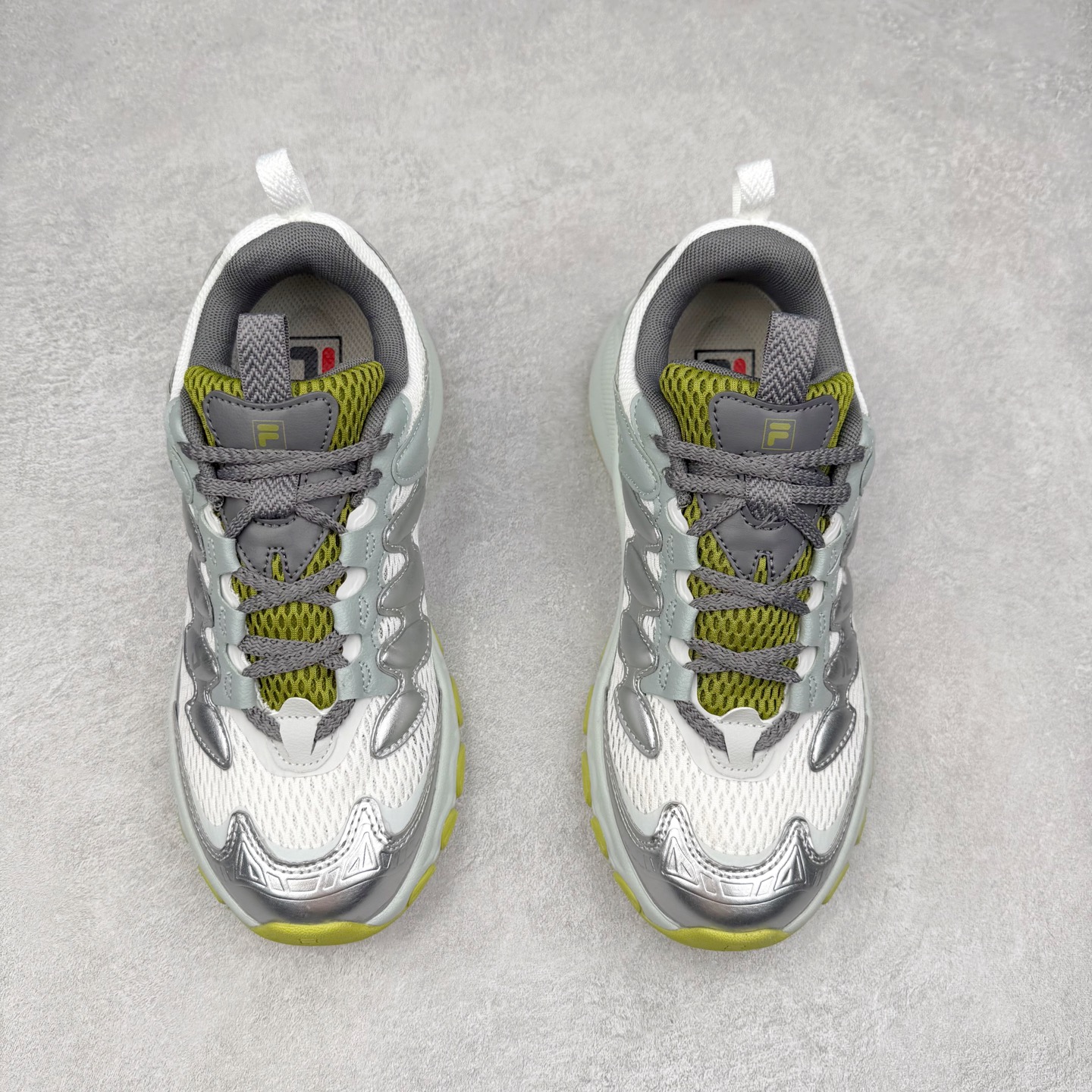 图片[2]-FILA TRUFFLE 斐乐蘑菇鞋摩登系列时尚百搭潮流休闲运动 织物合成革透气低帮跑步鞋 FUSION 系列传承了 FILA 的百年基因，融入年轻运动及潮流文化，成为引领变革、创新突破的一代。以“1+N” 的跨界合作模式重现经典的同时创造经典。带来最出其不意的跨界合作惊喜。同时，FILAFUSION把FILA 的 DNA 融入到定制体验里，你可以随心制造厲于你的产品。FILA FUSION 的鞋家族涵盖了老爹鞋、跑步鞋、网球鞋、季节款。风格复古新潮，满足了时尚人士出行及各类运动的搭配需求，成为当下年轻人筷拥的鞋类品牌之一。FILA FUSION 走进年轻人的世界，通过年轻人运动，街舞，滑板，篮球，展现 FILA FUSION 的潮流态度和年轻文化。FILA FUSION 认为末来属于引领变革、创新突破的年轻一代，让我们一起构成 FILA 未来的蓝图吧！尺码：35.5 36 36.5 37.5 38 38.5 39 40 40.5 41 42 42.5 43 44 44.5 45-选品中心