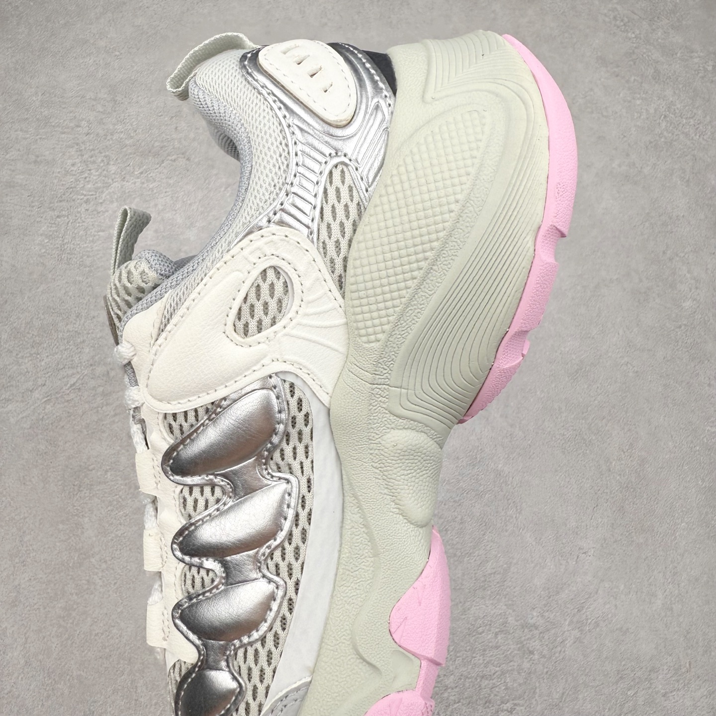 图片[7]-FILA TRUFFLE 斐乐蘑菇鞋摩登系列时尚百搭潮流休闲运动 织物合成革透气低帮跑步鞋 FUSION 系列传承了 FILA 的百年基因，融入年轻运动及潮流文化，成为引领变革、创新突破的一代。以“1+N” 的跨界合作模式重现经典的同时创造经典。带来最出其不意的跨界合作惊喜。同时，FILAFUSION把FILA 的 DNA 融入到定制体验里，你可以随心制造厲于你的产品。FILA FUSION 的鞋家族涵盖了老爹鞋、跑步鞋、网球鞋、季节款。风格复古新潮，满足了时尚人士出行及各类运动的搭配需求，成为当下年轻人筷拥的鞋类品牌之一。FILA FUSION 走进年轻人的世界，通过年轻人运动，街舞，滑板，篮球，展现 FILA FUSION 的潮流态度和年轻文化。FILA FUSION 认为末来属于引领变革、创新突破的年轻一代，让我们一起构成 FILA 未来的蓝图吧！尺码：35.5 36 36.5 37.5 38 38.5 39 40 40.5 41 42 42.5 43 44 44.5 45-选品中心