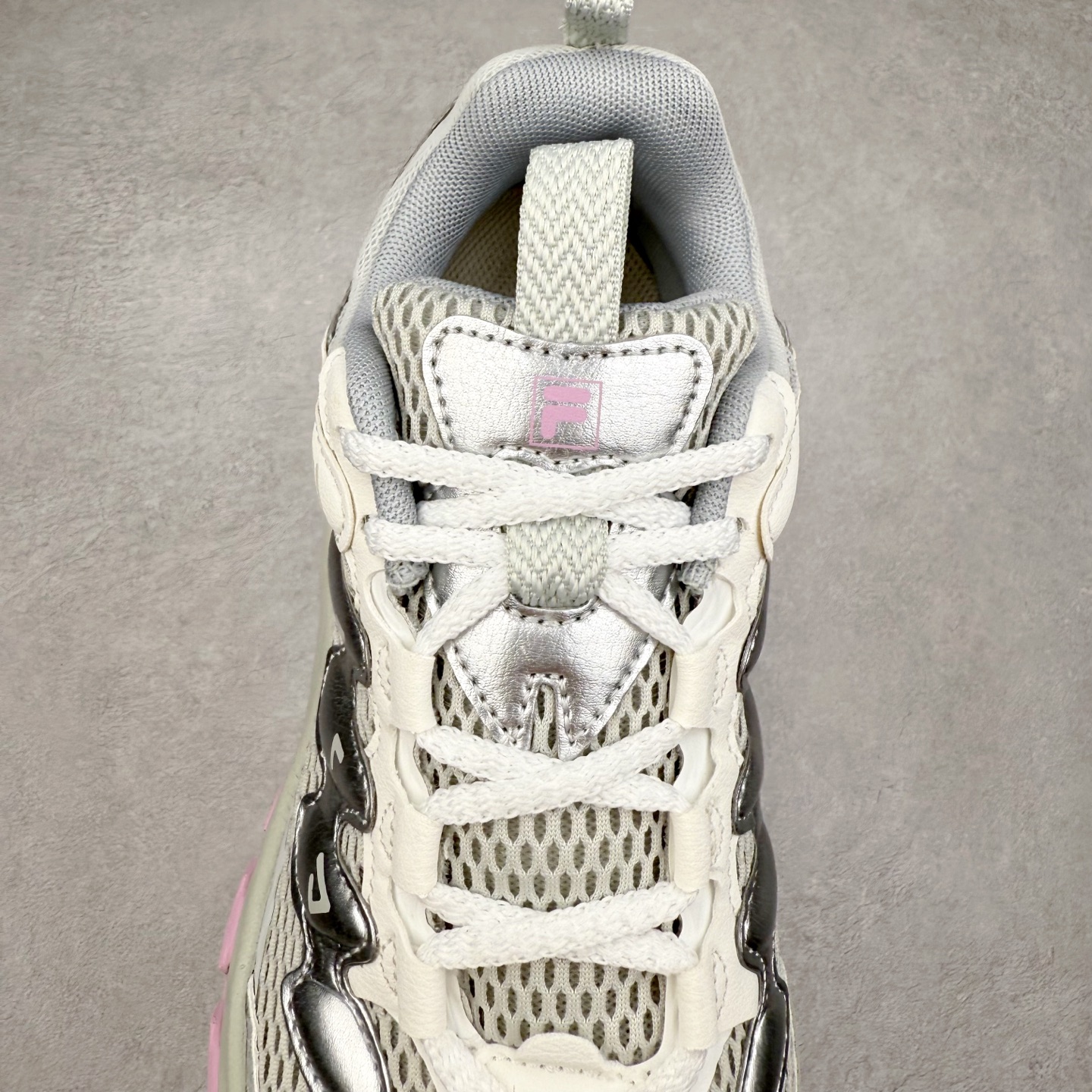 图片[5]-FILA TRUFFLE 斐乐蘑菇鞋摩登系列时尚百搭潮流休闲运动 织物合成革透气低帮跑步鞋 FUSION 系列传承了 FILA 的百年基因，融入年轻运动及潮流文化，成为引领变革、创新突破的一代。以“1+N” 的跨界合作模式重现经典的同时创造经典。带来最出其不意的跨界合作惊喜。同时，FILAFUSION把FILA 的 DNA 融入到定制体验里，你可以随心制造厲于你的产品。FILA FUSION 的鞋家族涵盖了老爹鞋、跑步鞋、网球鞋、季节款。风格复古新潮，满足了时尚人士出行及各类运动的搭配需求，成为当下年轻人筷拥的鞋类品牌之一。FILA FUSION 走进年轻人的世界，通过年轻人运动，街舞，滑板，篮球，展现 FILA FUSION 的潮流态度和年轻文化。FILA FUSION 认为末来属于引领变革、创新突破的年轻一代，让我们一起构成 FILA 未来的蓝图吧！尺码：35.5 36 36.5 37.5 38 38.5 39 40 40.5 41 42 42.5 43 44 44.5 45-选品中心