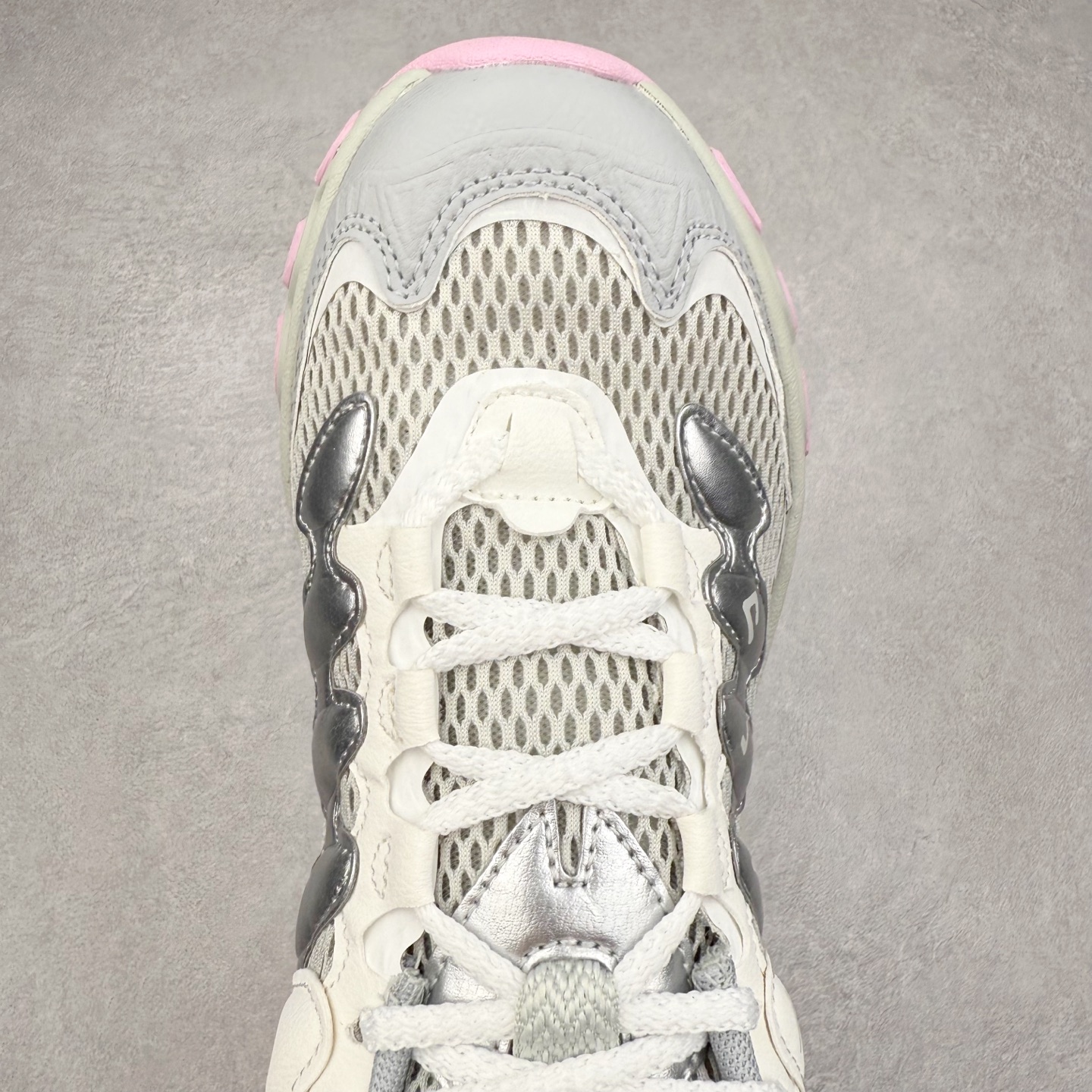 图片[4]-FILA TRUFFLE 斐乐蘑菇鞋摩登系列时尚百搭潮流休闲运动 织物合成革透气低帮跑步鞋 FUSION 系列传承了 FILA 的百年基因，融入年轻运动及潮流文化，成为引领变革、创新突破的一代。以“1+N” 的跨界合作模式重现经典的同时创造经典。带来最出其不意的跨界合作惊喜。同时，FILAFUSION把FILA 的 DNA 融入到定制体验里，你可以随心制造厲于你的产品。FILA FUSION 的鞋家族涵盖了老爹鞋、跑步鞋、网球鞋、季节款。风格复古新潮，满足了时尚人士出行及各类运动的搭配需求，成为当下年轻人筷拥的鞋类品牌之一。FILA FUSION 走进年轻人的世界，通过年轻人运动，街舞，滑板，篮球，展现 FILA FUSION 的潮流态度和年轻文化。FILA FUSION 认为末来属于引领变革、创新突破的年轻一代，让我们一起构成 FILA 未来的蓝图吧！尺码：35.5 36 36.5 37.5 38 38.5 39 40 40.5 41 42 42.5 43 44 44.5 45-选品中心