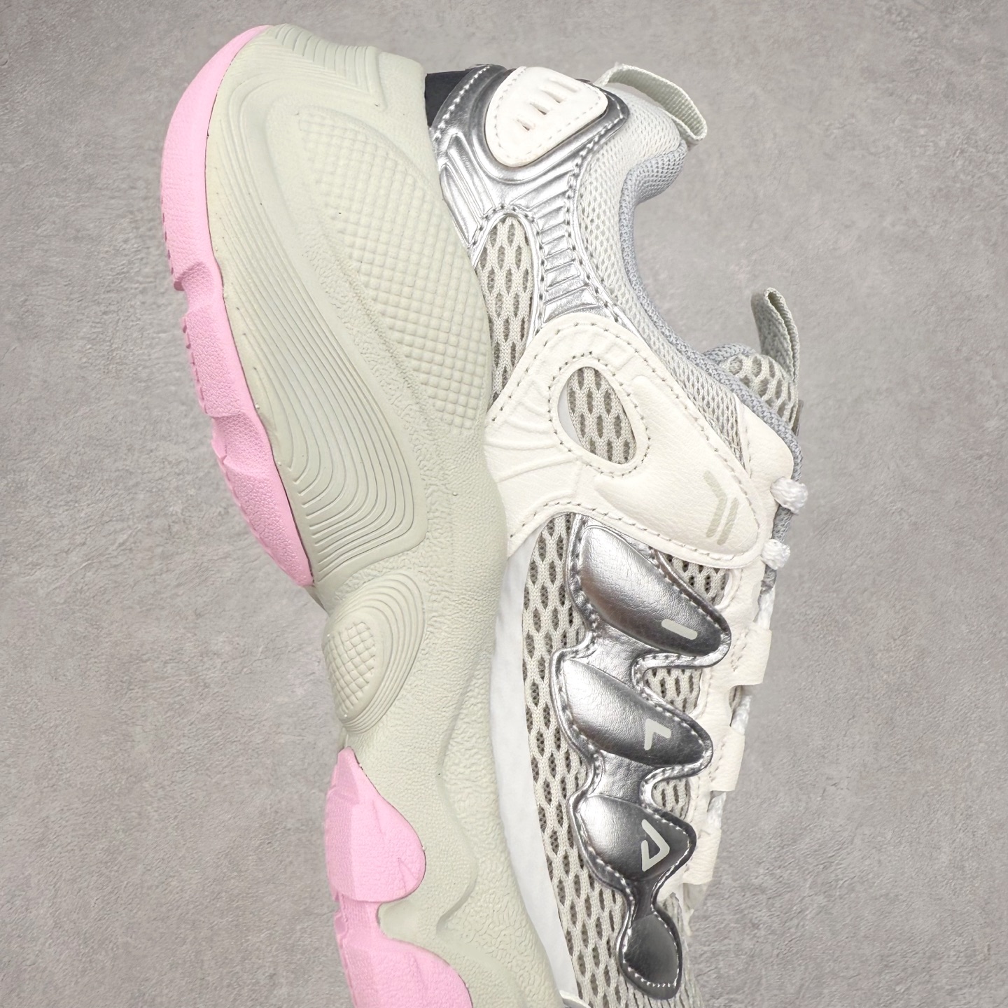 图片[6]-FILA TRUFFLE 斐乐蘑菇鞋摩登系列时尚百搭潮流休闲运动 织物合成革透气低帮跑步鞋 FUSION 系列传承了 FILA 的百年基因，融入年轻运动及潮流文化，成为引领变革、创新突破的一代。以“1+N” 的跨界合作模式重现经典的同时创造经典。带来最出其不意的跨界合作惊喜。同时，FILAFUSION把FILA 的 DNA 融入到定制体验里，你可以随心制造厲于你的产品。FILA FUSION 的鞋家族涵盖了老爹鞋、跑步鞋、网球鞋、季节款。风格复古新潮，满足了时尚人士出行及各类运动的搭配需求，成为当下年轻人筷拥的鞋类品牌之一。FILA FUSION 走进年轻人的世界，通过年轻人运动，街舞，滑板，篮球，展现 FILA FUSION 的潮流态度和年轻文化。FILA FUSION 认为末来属于引领变革、创新突破的年轻一代，让我们一起构成 FILA 未来的蓝图吧！尺码：35.5 36 36.5 37.5 38 38.5 39 40 40.5 41 42 42.5 43 44 44.5 45-选品中心