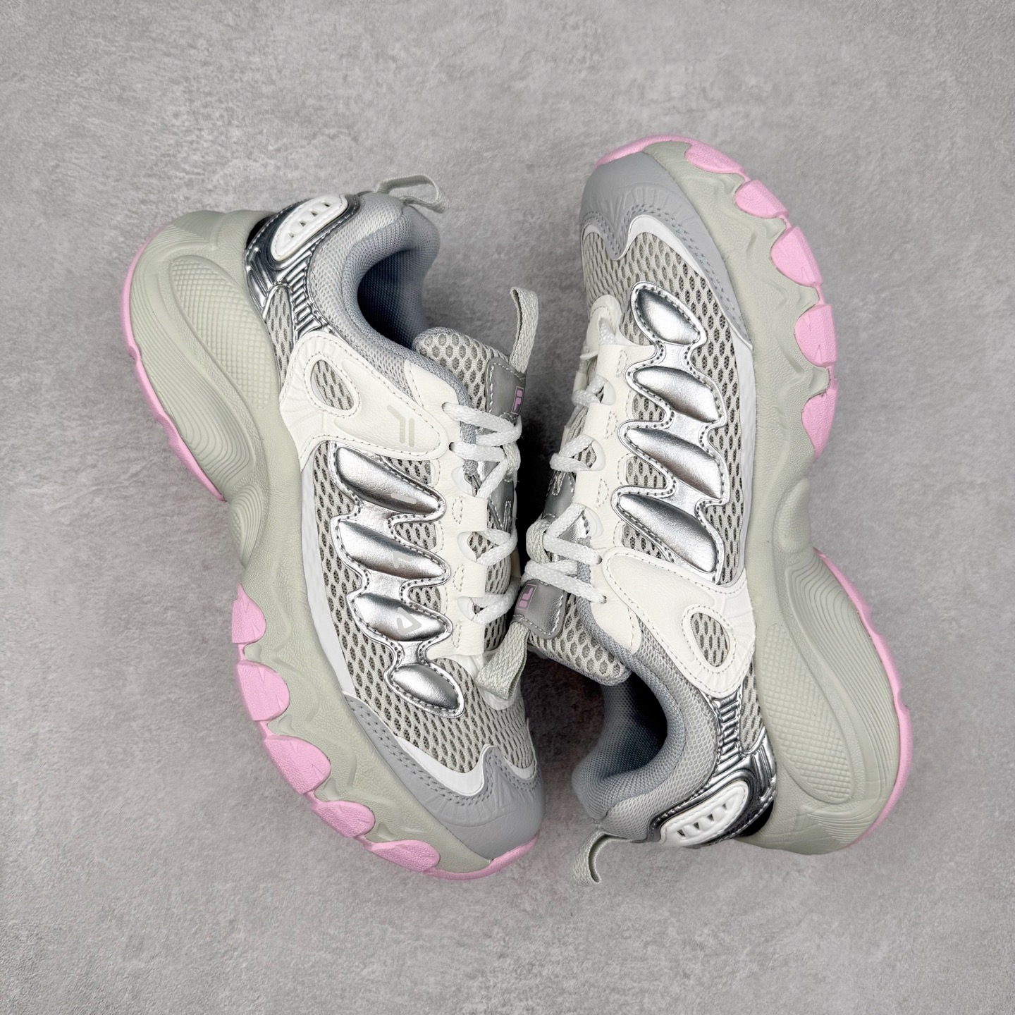 图片[3]-FILA TRUFFLE 斐乐蘑菇鞋摩登系列时尚百搭潮流休闲运动 织物合成革透气低帮跑步鞋 FUSION 系列传承了 FILA 的百年基因，融入年轻运动及潮流文化，成为引领变革、创新突破的一代。以“1+N” 的跨界合作模式重现经典的同时创造经典。带来最出其不意的跨界合作惊喜。同时，FILAFUSION把FILA 的 DNA 融入到定制体验里，你可以随心制造厲于你的产品。FILA FUSION 的鞋家族涵盖了老爹鞋、跑步鞋、网球鞋、季节款。风格复古新潮，满足了时尚人士出行及各类运动的搭配需求，成为当下年轻人筷拥的鞋类品牌之一。FILA FUSION 走进年轻人的世界，通过年轻人运动，街舞，滑板，篮球，展现 FILA FUSION 的潮流态度和年轻文化。FILA FUSION 认为末来属于引领变革、创新突破的年轻一代，让我们一起构成 FILA 未来的蓝图吧！尺码：35.5 36 36.5 37.5 38 38.5 39 40 40.5 41 42 42.5 43 44 44.5 45-选品中心