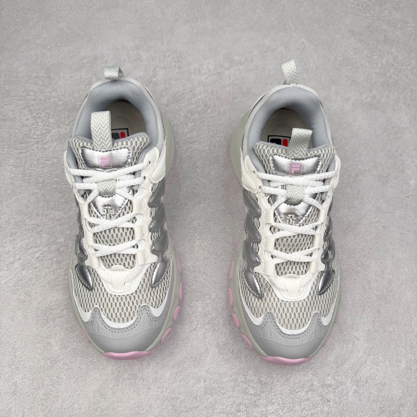 图片[2]-FILA TRUFFLE 斐乐蘑菇鞋摩登系列时尚百搭潮流休闲运动 织物合成革透气低帮跑步鞋 FUSION 系列传承了 FILA 的百年基因，融入年轻运动及潮流文化，成为引领变革、创新突破的一代。以“1+N” 的跨界合作模式重现经典的同时创造经典。带来最出其不意的跨界合作惊喜。同时，FILAFUSION把FILA 的 DNA 融入到定制体验里，你可以随心制造厲于你的产品。FILA FUSION 的鞋家族涵盖了老爹鞋、跑步鞋、网球鞋、季节款。风格复古新潮，满足了时尚人士出行及各类运动的搭配需求，成为当下年轻人筷拥的鞋类品牌之一。FILA FUSION 走进年轻人的世界，通过年轻人运动，街舞，滑板，篮球，展现 FILA FUSION 的潮流态度和年轻文化。FILA FUSION 认为末来属于引领变革、创新突破的年轻一代，让我们一起构成 FILA 未来的蓝图吧！尺码：35.5 36 36.5 37.5 38 38.5 39 40 40.5 41 42 42.5 43 44 44.5 45-选品中心