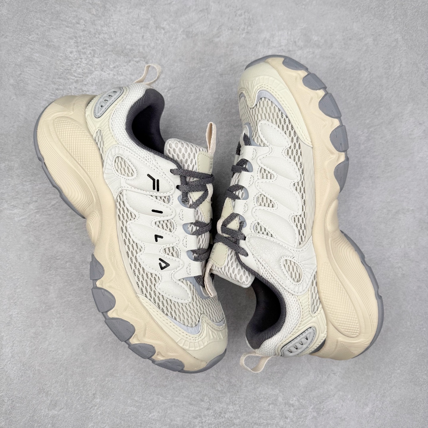 图片[3]-FILA TRUFFLE 斐乐蘑菇鞋摩登系列时尚百搭潮流休闲运动 织物合成革透气低帮跑步鞋 FUSION 系列传承了 FILA 的百年基因，融入年轻运动及潮流文化，成为引领变革、创新突破的一代。以“1+N” 的跨界合作模式重现经典的同时创造经典。带来最出其不意的跨界合作惊喜。同时，FILAFUSION把FILA 的 DNA 融入到定制体验里，你可以随心制造厲于你的产品。FILA FUSION 的鞋家族涵盖了老爹鞋、跑步鞋、网球鞋、季节款。风格复古新潮，满足了时尚人士出行及各类运动的搭配需求，成为当下年轻人筷拥的鞋类品牌之一。FILA FUSION 走进年轻人的世界，通过年轻人运动，街舞，滑板，篮球，展现 FILA FUSION 的潮流态度和年轻文化。FILA FUSION 认为末来属于引领变革、创新突破的年轻一代，让我们一起构成 FILA 未来的蓝图吧！尺码：35.5 36 36.5 37.5 38 38.5 39 40 40.5 41 42 42.5 43 44 44.5 45-选品中心