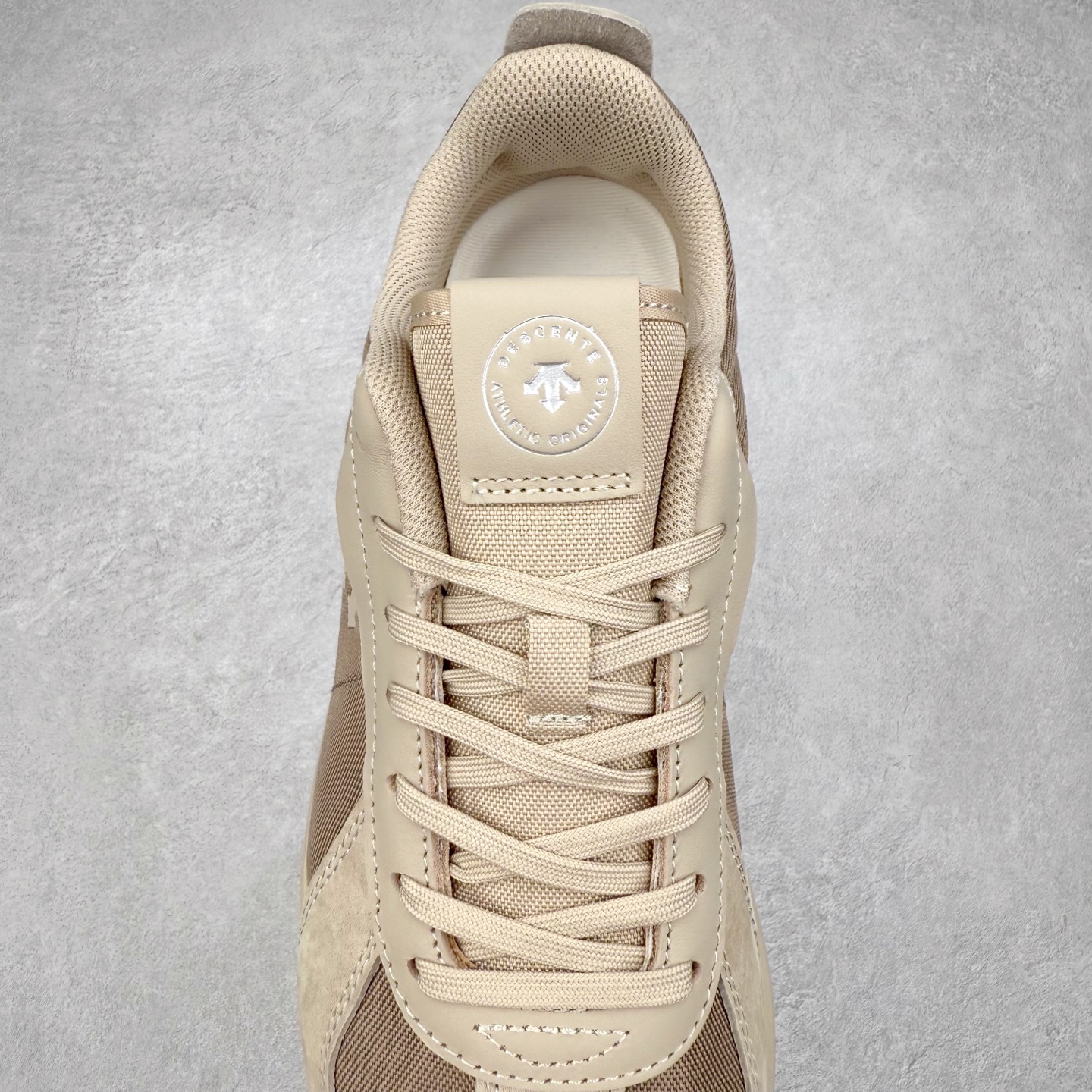 图片[5]-＃HP DESCENTE Trainer 迪桑特运动简约低帮生活休闲鞋 DESCENTE（迪桑特）创立于1935年，品牌名取自法语词汇，意为“滑降”。品牌箭头标识代表滑雪的三种技术“高速直线滑行”、“穿越”和“侧滑”，也寓意品牌在打造高端专业运动产品中不断追求完美的创新精神，致力于成为中国高端专业滑雪、综训、女子、铁人三项、高尔夫的第一品牌。实拍调校N版已经零色差零失真 百分百还原实物色彩所见即所得 不存在货不对板色差等低级问题 选购参考实物拍摄 不混卖不参货 只用心做好货严格选品 承诺混一赔十 尺码：36 36.5 37.5 38 38.5 39 40 40.5 41 42 42.5 43 44 44.5 45-选品中心