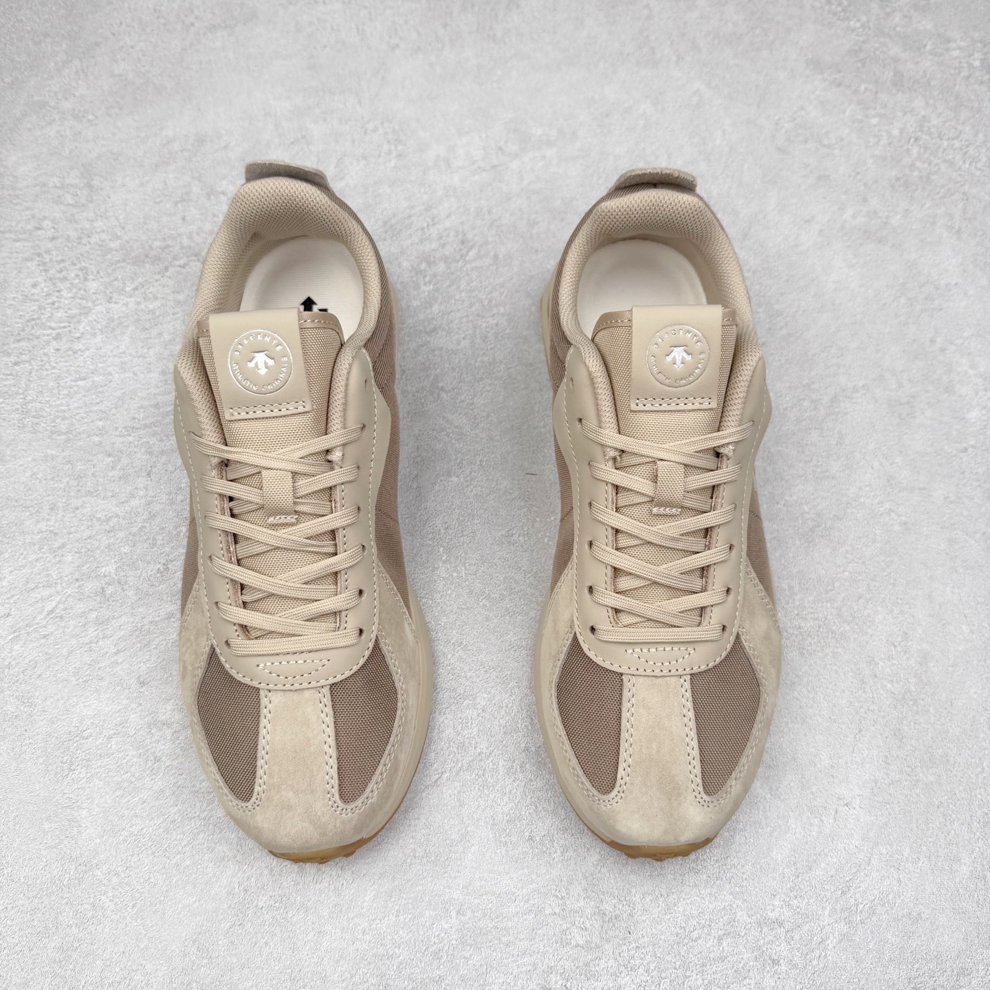 图片[2]-＃HP DESCENTE Trainer 迪桑特运动简约低帮生活休闲鞋 DESCENTE（迪桑特）创立于1935年，品牌名取自法语词汇，意为“滑降”。品牌箭头标识代表滑雪的三种技术“高速直线滑行”、“穿越”和“侧滑”，也寓意品牌在打造高端专业运动产品中不断追求完美的创新精神，致力于成为中国高端专业滑雪、综训、女子、铁人三项、高尔夫的第一品牌。实拍调校N版已经零色差零失真 百分百还原实物色彩所见即所得 不存在货不对板色差等低级问题 选购参考实物拍摄 不混卖不参货 只用心做好货严格选品 承诺混一赔十 尺码：36 36.5 37.5 38 38.5 39 40 40.5 41 42 42.5 43 44 44.5 45-选品中心