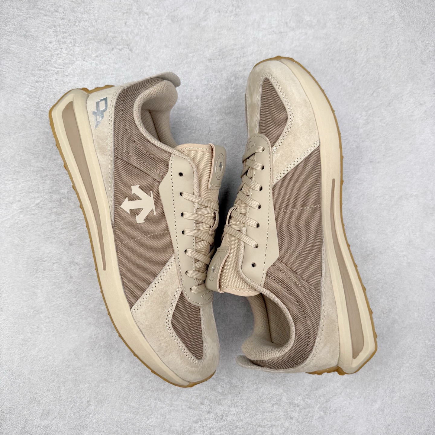 图片[3]-＃HP DESCENTE Trainer 迪桑特运动简约低帮生活休闲鞋 DESCENTE（迪桑特）创立于1935年，品牌名取自法语词汇，意为“滑降”。品牌箭头标识代表滑雪的三种技术“高速直线滑行”、“穿越”和“侧滑”，也寓意品牌在打造高端专业运动产品中不断追求完美的创新精神，致力于成为中国高端专业滑雪、综训、女子、铁人三项、高尔夫的第一品牌。实拍调校N版已经零色差零失真 百分百还原实物色彩所见即所得 不存在货不对板色差等低级问题 选购参考实物拍摄 不混卖不参货 只用心做好货严格选品 承诺混一赔十 尺码：36 36.5 37.5 38 38.5 39 40 40.5 41 42 42.5 43 44 44.5 45-选品中心