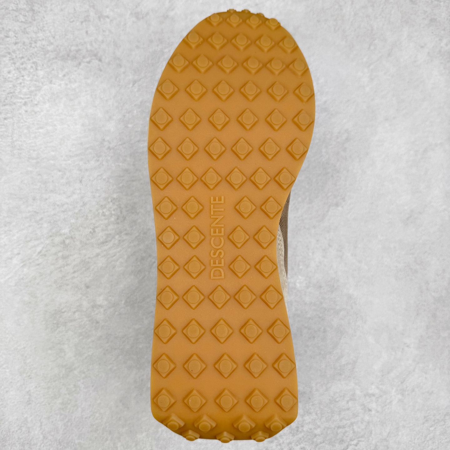 图片[9]-＃HP DESCENTE Trainer 迪桑特运动简约低帮生活休闲鞋 DESCENTE（迪桑特）创立于1935年，品牌名取自法语词汇，意为“滑降”。品牌箭头标识代表滑雪的三种技术“高速直线滑行”、“穿越”和“侧滑”，也寓意品牌在打造高端专业运动产品中不断追求完美的创新精神，致力于成为中国高端专业滑雪、综训、女子、铁人三项、高尔夫的第一品牌。实拍调校N版已经零色差零失真 百分百还原实物色彩所见即所得 不存在货不对板色差等低级问题 选购参考实物拍摄 不混卖不参货 只用心做好货严格选品 承诺混一赔十 尺码：36 36.5 37.5 38 38.5 39 40 40.5 41 42 42.5 43 44 44.5 45-选品中心