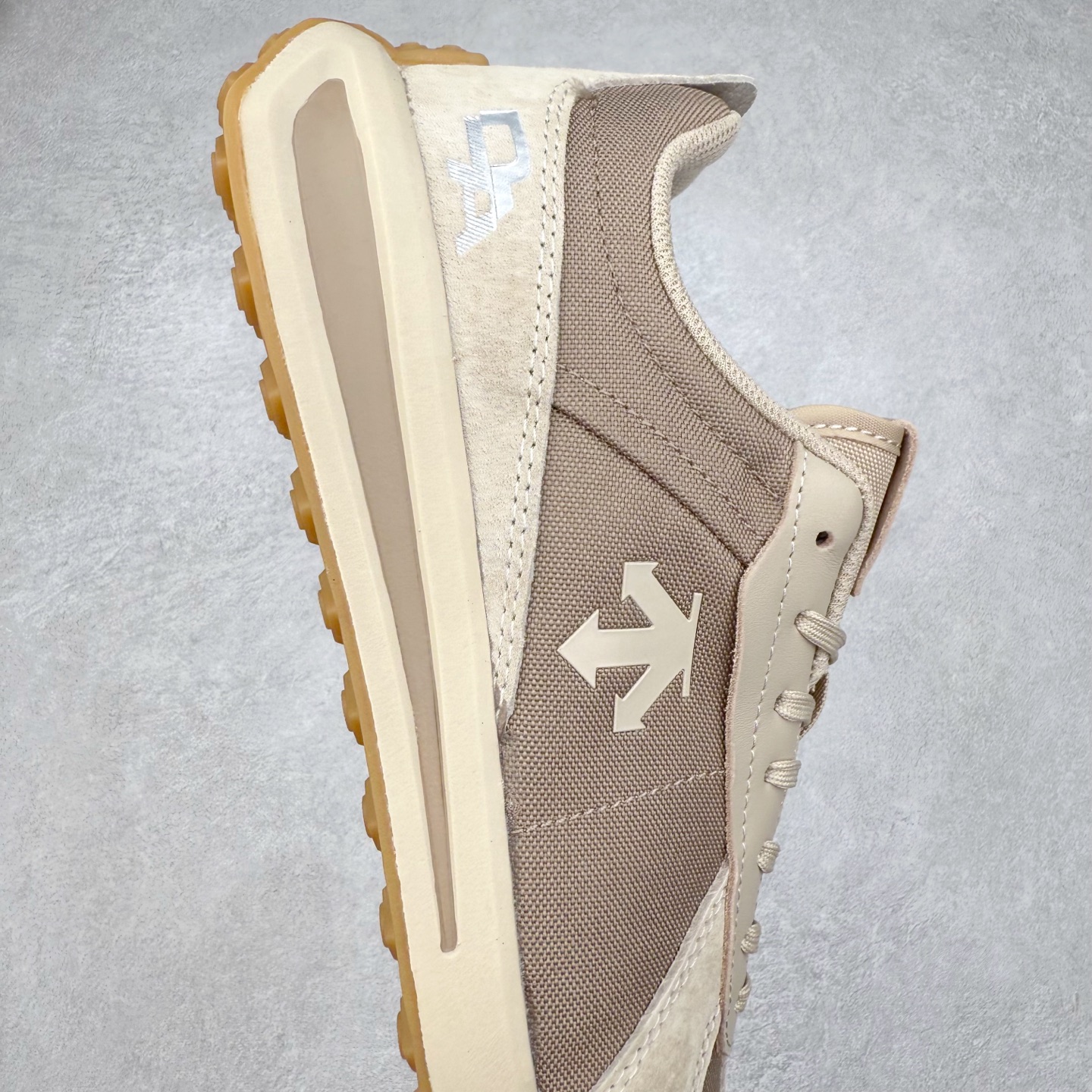 图片[6]-＃HP DESCENTE Trainer 迪桑特运动简约低帮生活休闲鞋 DESCENTE（迪桑特）创立于1935年，品牌名取自法语词汇，意为“滑降”。品牌箭头标识代表滑雪的三种技术“高速直线滑行”、“穿越”和“侧滑”，也寓意品牌在打造高端专业运动产品中不断追求完美的创新精神，致力于成为中国高端专业滑雪、综训、女子、铁人三项、高尔夫的第一品牌。实拍调校N版已经零色差零失真 百分百还原实物色彩所见即所得 不存在货不对板色差等低级问题 选购参考实物拍摄 不混卖不参货 只用心做好货严格选品 承诺混一赔十 尺码：36 36.5 37.5 38 38.5 39 40 40.5 41 42 42.5 43 44 44.5 45-选品中心