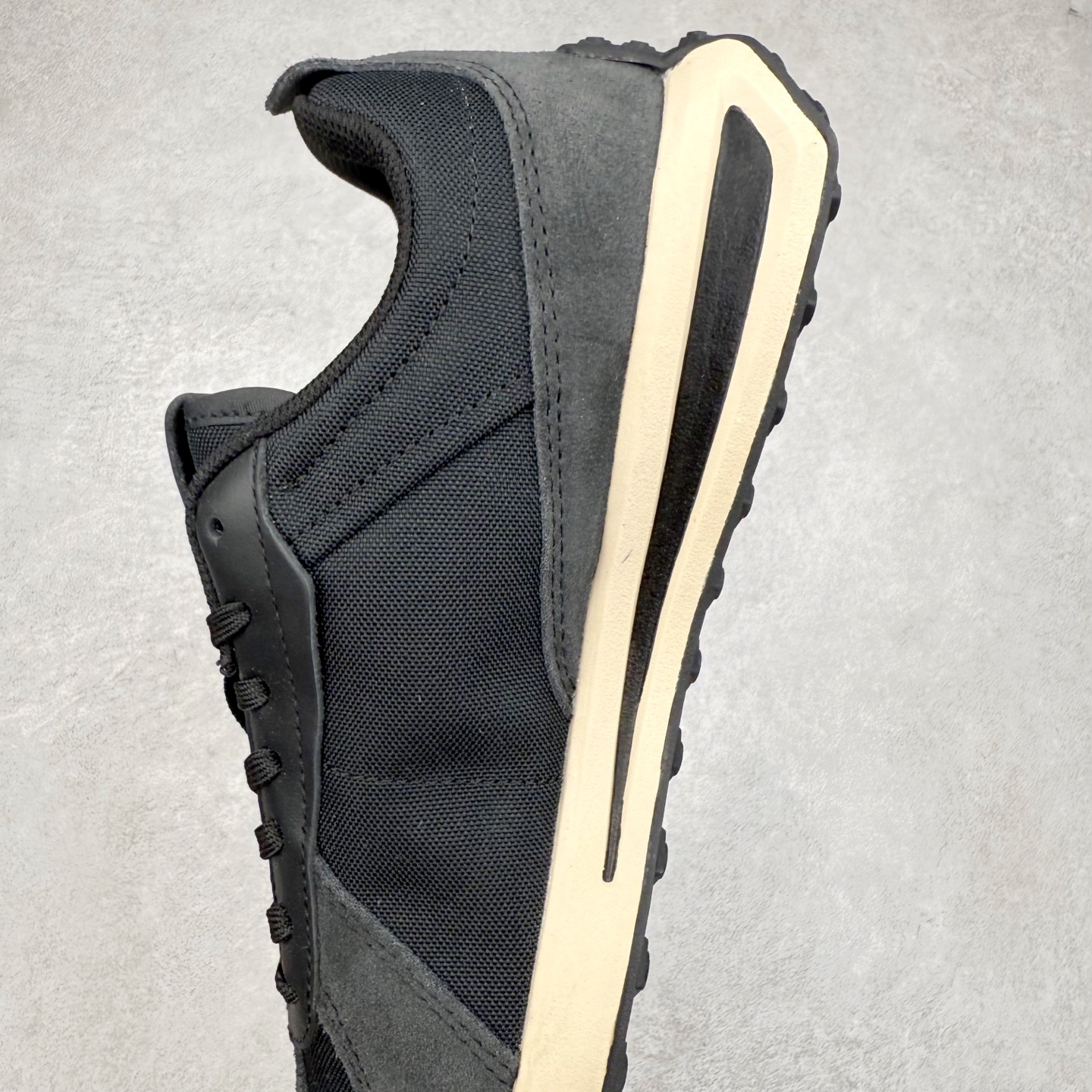 图片[7]-＃HP DESCENTE Trainer 迪桑特运动简约低帮生活休闲鞋 DESCENTE（迪桑特）创立于1935年，品牌名取自法语词汇，意为“滑降”。品牌箭头标识代表滑雪的三种技术“高速直线滑行”、“穿越”和“侧滑”，也寓意品牌在打造高端专业运动产品中不断追求完美的创新精神，致力于成为中国高端专业滑雪、综训、女子、铁人三项、高尔夫的第一品牌。实拍调校N版已经零色差零失真 百分百还原实物色彩所见即所得 不存在货不对板色差等低级问题 选购参考实物拍摄 不混卖不参货 只用心做好货严格选品 承诺混一赔十 尺码：36 36.5 37.5 38 38.5 39 40 40.5 41 42 42.5 43 44 44.5 45-选品中心