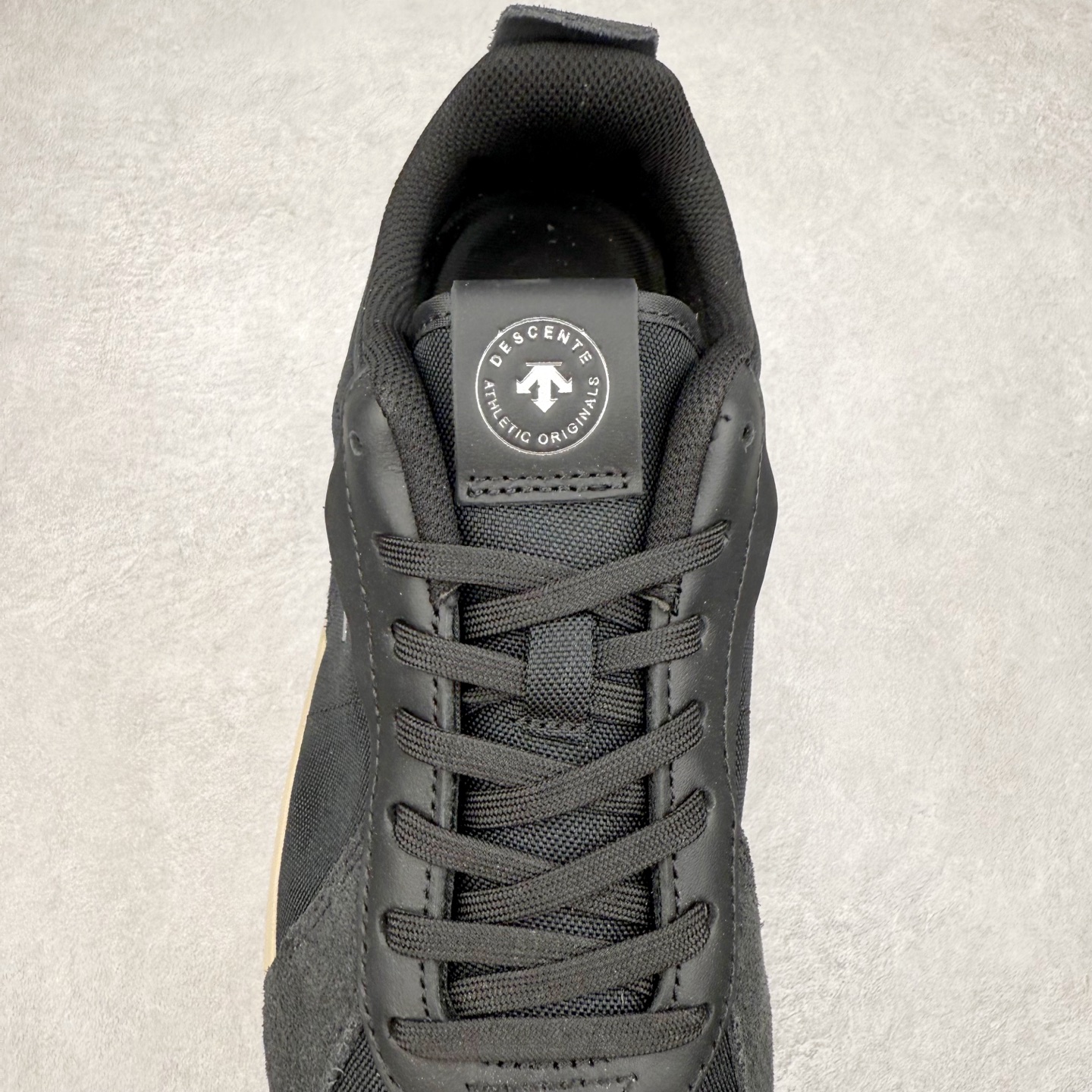 图片[5]-＃HP DESCENTE Trainer 迪桑特运动简约低帮生活休闲鞋 DESCENTE（迪桑特）创立于1935年，品牌名取自法语词汇，意为“滑降”。品牌箭头标识代表滑雪的三种技术“高速直线滑行”、“穿越”和“侧滑”，也寓意品牌在打造高端专业运动产品中不断追求完美的创新精神，致力于成为中国高端专业滑雪、综训、女子、铁人三项、高尔夫的第一品牌。实拍调校N版已经零色差零失真 百分百还原实物色彩所见即所得 不存在货不对板色差等低级问题 选购参考实物拍摄 不混卖不参货 只用心做好货严格选品 承诺混一赔十 尺码：36 36.5 37.5 38 38.5 39 40 40.5 41 42 42.5 43 44 44.5 45-选品中心