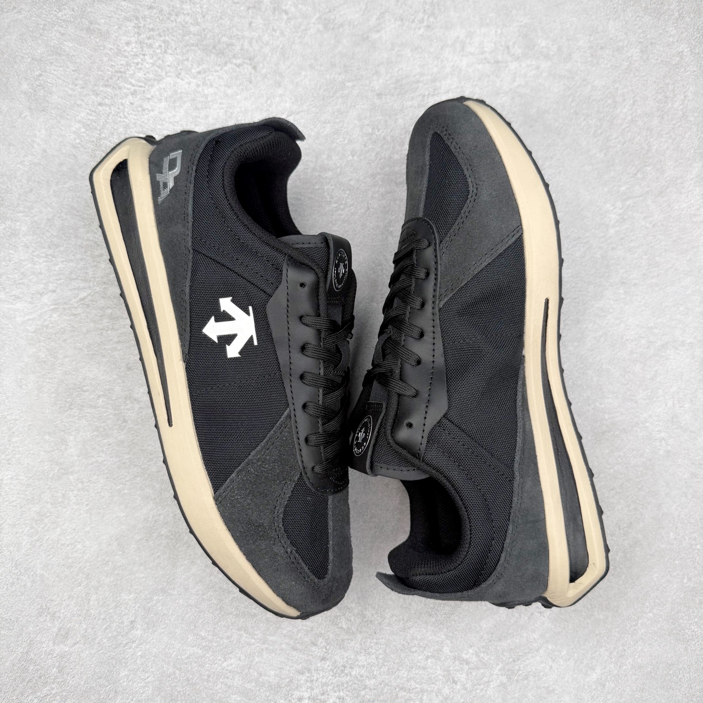 图片[3]-＃HP DESCENTE Trainer 迪桑特运动简约低帮生活休闲鞋 DESCENTE（迪桑特）创立于1935年，品牌名取自法语词汇，意为“滑降”。品牌箭头标识代表滑雪的三种技术“高速直线滑行”、“穿越”和“侧滑”，也寓意品牌在打造高端专业运动产品中不断追求完美的创新精神，致力于成为中国高端专业滑雪、综训、女子、铁人三项、高尔夫的第一品牌。实拍调校N版已经零色差零失真 百分百还原实物色彩所见即所得 不存在货不对板色差等低级问题 选购参考实物拍摄 不混卖不参货 只用心做好货严格选品 承诺混一赔十 尺码：36 36.5 37.5 38 38.5 39 40 40.5 41 42 42.5 43 44 44.5 45-选品中心