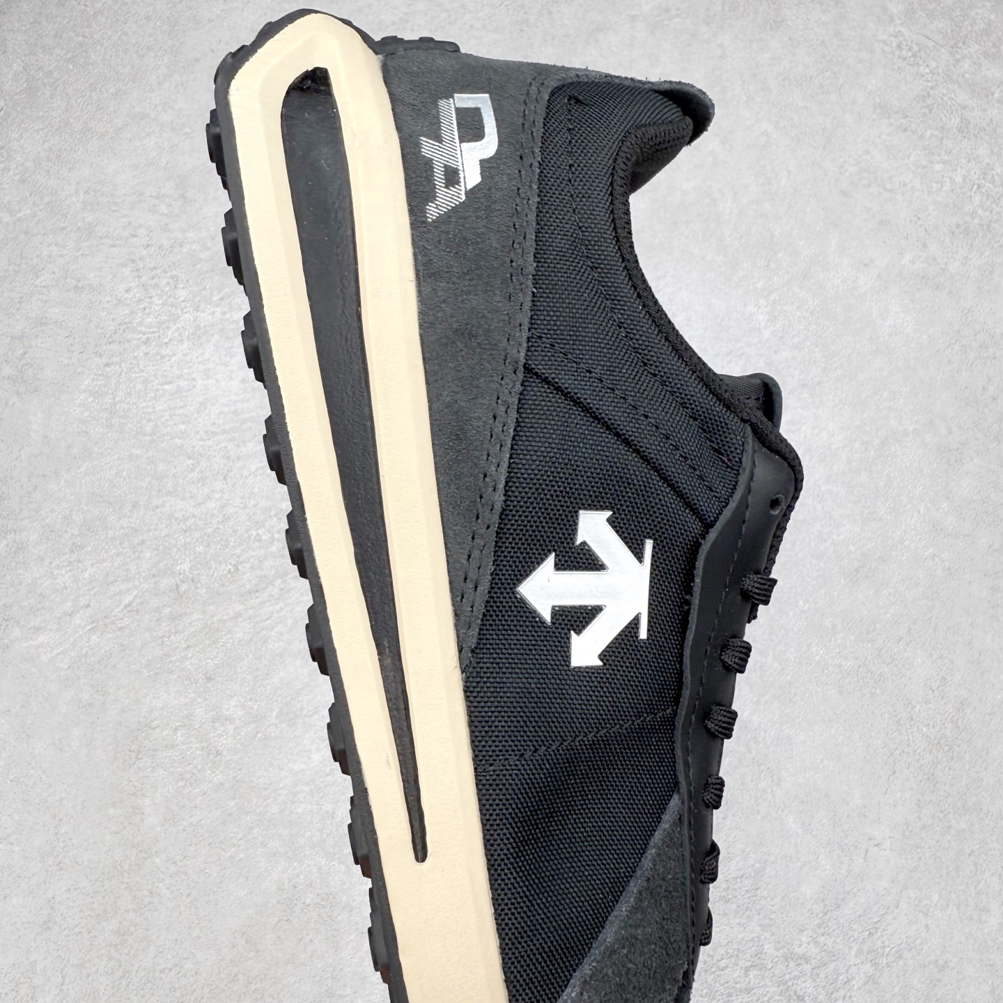 图片[6]-＃HP DESCENTE Trainer 迪桑特运动简约低帮生活休闲鞋 DESCENTE（迪桑特）创立于1935年，品牌名取自法语词汇，意为“滑降”。品牌箭头标识代表滑雪的三种技术“高速直线滑行”、“穿越”和“侧滑”，也寓意品牌在打造高端专业运动产品中不断追求完美的创新精神，致力于成为中国高端专业滑雪、综训、女子、铁人三项、高尔夫的第一品牌。实拍调校N版已经零色差零失真 百分百还原实物色彩所见即所得 不存在货不对板色差等低级问题 选购参考实物拍摄 不混卖不参货 只用心做好货严格选品 承诺混一赔十 尺码：36 36.5 37.5 38 38.5 39 40 40.5 41 42 42.5 43 44 44.5 45-选品中心