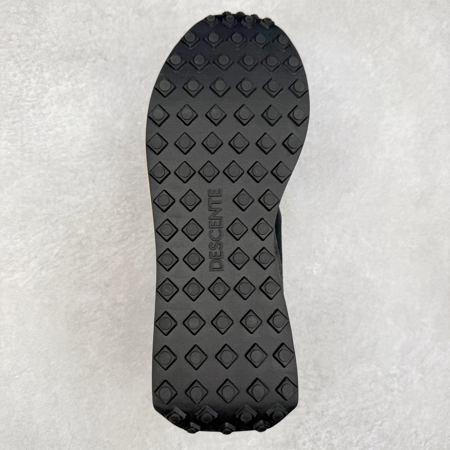 图片[9]-＃HP DESCENTE Trainer 迪桑特运动简约低帮生活休闲鞋 DESCENTE（迪桑特）创立于1935年，品牌名取自法语词汇，意为“滑降”。品牌箭头标识代表滑雪的三种技术“高速直线滑行”、“穿越”和“侧滑”，也寓意品牌在打造高端专业运动产品中不断追求完美的创新精神，致力于成为中国高端专业滑雪、综训、女子、铁人三项、高尔夫的第一品牌。实拍调校N版已经零色差零失真 百分百还原实物色彩所见即所得 不存在货不对板色差等低级问题 选购参考实物拍摄 不混卖不参货 只用心做好货严格选品 承诺混一赔十 尺码：36 36.5 37.5 38 38.5 39 40 40.5 41 42 42.5 43 44 44.5 45-选品中心