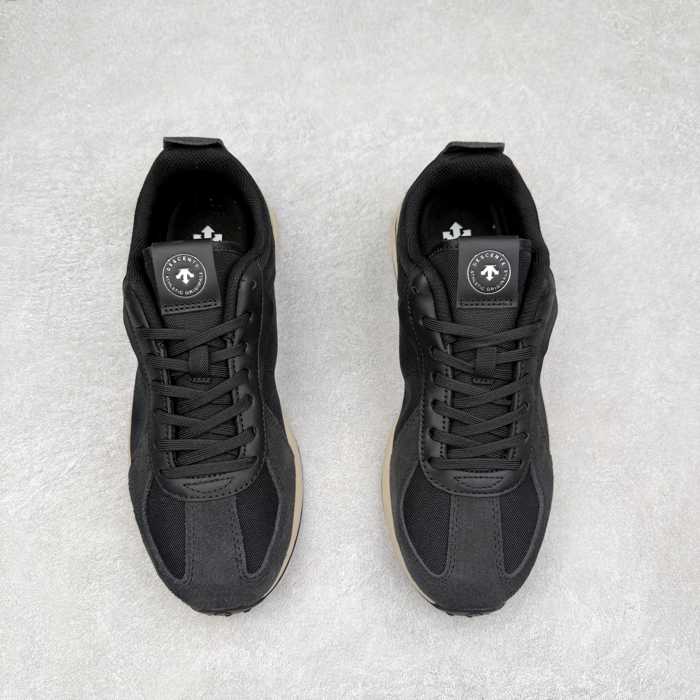 图片[2]-＃HP DESCENTE Trainer 迪桑特运动简约低帮生活休闲鞋 DESCENTE（迪桑特）创立于1935年，品牌名取自法语词汇，意为“滑降”。品牌箭头标识代表滑雪的三种技术“高速直线滑行”、“穿越”和“侧滑”，也寓意品牌在打造高端专业运动产品中不断追求完美的创新精神，致力于成为中国高端专业滑雪、综训、女子、铁人三项、高尔夫的第一品牌。实拍调校N版已经零色差零失真 百分百还原实物色彩所见即所得 不存在货不对板色差等低级问题 选购参考实物拍摄 不混卖不参货 只用心做好货严格选品 承诺混一赔十 尺码：36 36.5 37.5 38 38.5 39 40 40.5 41 42 42.5 43 44 44.5 45-选品中心