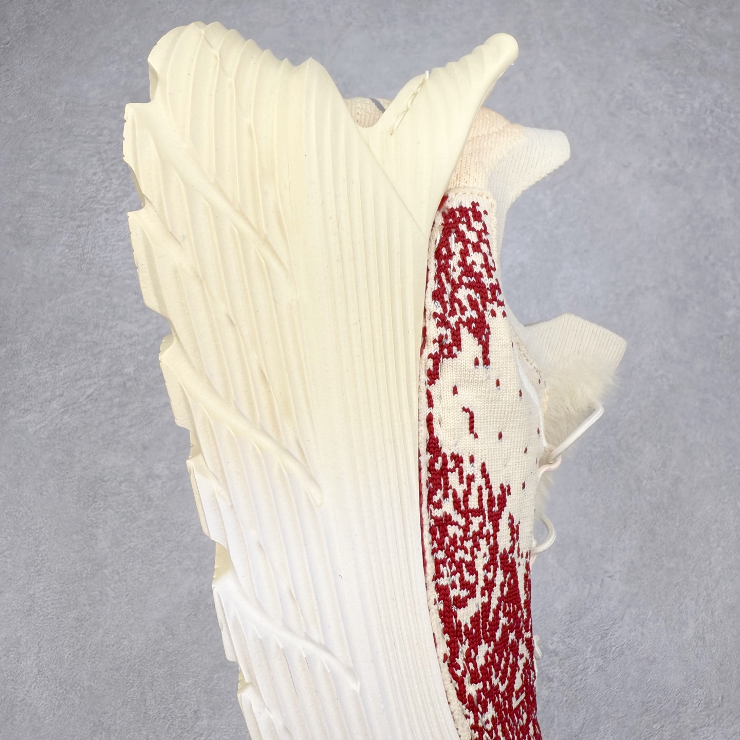 图片[6]-paria FARZANEH x HOKA ONE ONE Restore TC Chukka 柔软舒适防滑耐磨中帮生活休闲鞋 男女同款 HOKA ONE ONE是来自美国的跑步鞋知名品牌，创立于2009年，始终致力于为所有跑者提供更新、更好的跑步装备。相比常规跑鞋，HOKA ONE ONE特别研发使用性能独特的几何形跑鞋中底，此种鞋底更厚、更高、回弹性也更好，除了卓越的缓冲性能，它还能为各种阶段的跑者带来更具动感、更加稳定的跑步体验。HOKAONE ONE从设计之初就清楚意识到，要保证跑者步幅的均匀一致，双脚自然而然的运动至关重要。实拍调校N版已经零色差零失真 百分百还原实物色彩所见即所得 不存在货不对板色差等低级问题 选购参考实物拍摄 不混卖不参货 只用心做好货严格选品 承诺混一赔十 尺码：36 36.5 37.5 38 38.5 39 40 40.5 41 42 42.5 43 44 44.5 45-选品中心