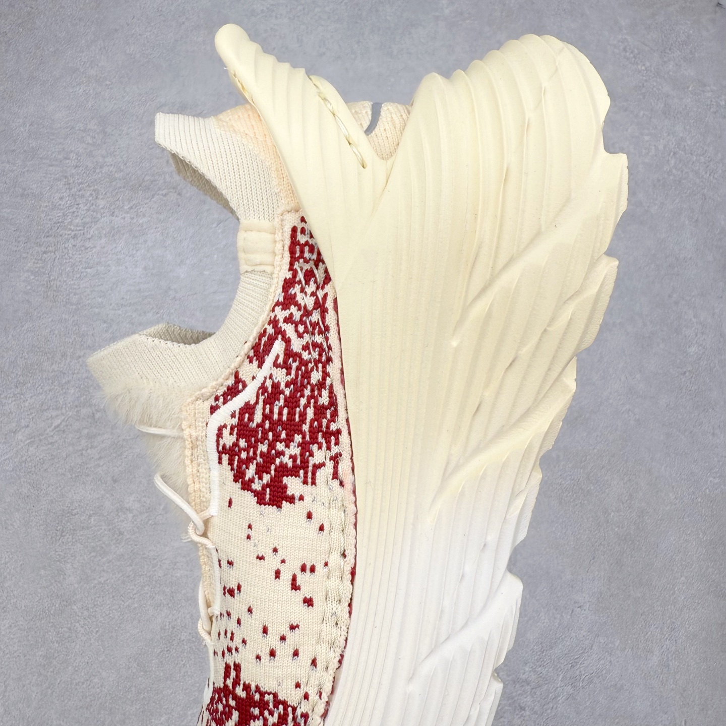 图片[7]-paria FARZANEH x HOKA ONE ONE Restore TC Chukka 柔软舒适防滑耐磨中帮生活休闲鞋 男女同款 HOKA ONE ONE是来自美国的跑步鞋知名品牌，创立于2009年，始终致力于为所有跑者提供更新、更好的跑步装备。相比常规跑鞋，HOKA ONE ONE特别研发使用性能独特的几何形跑鞋中底，此种鞋底更厚、更高、回弹性也更好，除了卓越的缓冲性能，它还能为各种阶段的跑者带来更具动感、更加稳定的跑步体验。HOKAONE ONE从设计之初就清楚意识到，要保证跑者步幅的均匀一致，双脚自然而然的运动至关重要。实拍调校N版已经零色差零失真 百分百还原实物色彩所见即所得 不存在货不对板色差等低级问题 选购参考实物拍摄 不混卖不参货 只用心做好货严格选品 承诺混一赔十 尺码：36 36.5 37.5 38 38.5 39 40 40.5 41 42 42.5 43 44 44.5 45-选品中心