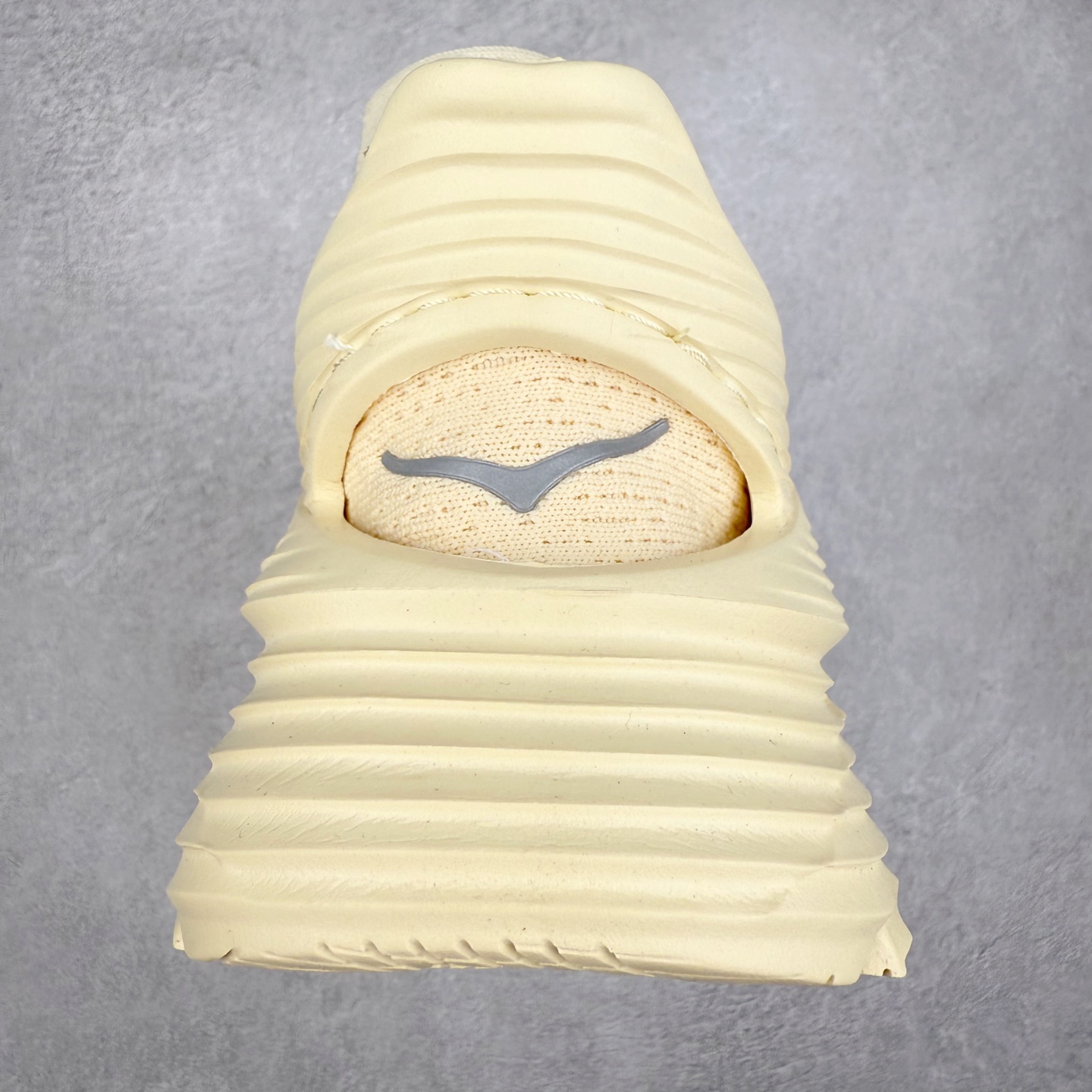 图片[8]-paria FARZANEH x HOKA ONE ONE Restore TC Chukka 柔软舒适防滑耐磨中帮生活休闲鞋 男女同款 HOKA ONE ONE是来自美国的跑步鞋知名品牌，创立于2009年，始终致力于为所有跑者提供更新、更好的跑步装备。相比常规跑鞋，HOKA ONE ONE特别研发使用性能独特的几何形跑鞋中底，此种鞋底更厚、更高、回弹性也更好，除了卓越的缓冲性能，它还能为各种阶段的跑者带来更具动感、更加稳定的跑步体验。HOKAONE ONE从设计之初就清楚意识到，要保证跑者步幅的均匀一致，双脚自然而然的运动至关重要。实拍调校N版已经零色差零失真 百分百还原实物色彩所见即所得 不存在货不对板色差等低级问题 选购参考实物拍摄 不混卖不参货 只用心做好货严格选品 承诺混一赔十 尺码：36 36.5 37.5 38 38.5 39 40 40.5 41 42 42.5 43 44 44.5 45-选品中心