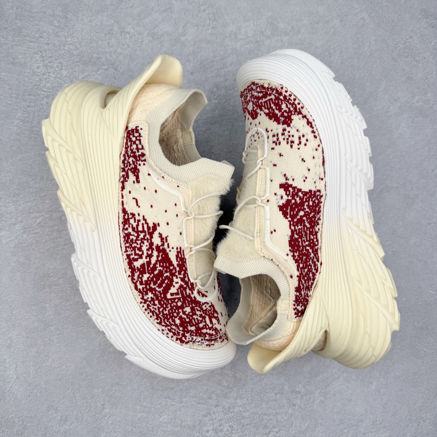 图片[3]-paria FARZANEH x HOKA ONE ONE Restore TC Chukka 柔软舒适防滑耐磨中帮生活休闲鞋 男女同款 HOKA ONE ONE是来自美国的跑步鞋知名品牌，创立于2009年，始终致力于为所有跑者提供更新、更好的跑步装备。相比常规跑鞋，HOKA ONE ONE特别研发使用性能独特的几何形跑鞋中底，此种鞋底更厚、更高、回弹性也更好，除了卓越的缓冲性能，它还能为各种阶段的跑者带来更具动感、更加稳定的跑步体验。HOKAONE ONE从设计之初就清楚意识到，要保证跑者步幅的均匀一致，双脚自然而然的运动至关重要。实拍调校N版已经零色差零失真 百分百还原实物色彩所见即所得 不存在货不对板色差等低级问题 选购参考实物拍摄 不混卖不参货 只用心做好货严格选品 承诺混一赔十 尺码：36 36.5 37.5 38 38.5 39 40 40.5 41 42 42.5 43 44 44.5 45-选品中心