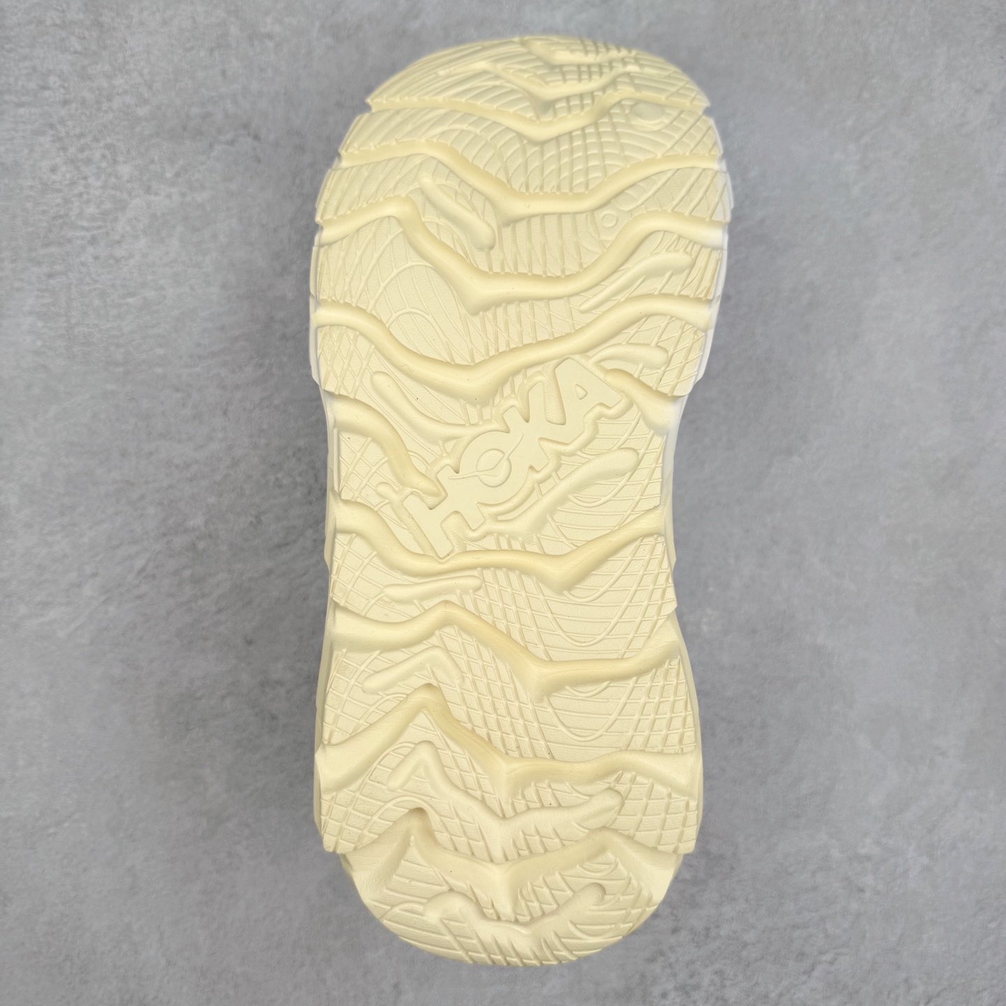 图片[9]-paria FARZANEH x HOKA ONE ONE Restore TC Chukka 柔软舒适防滑耐磨中帮生活休闲鞋 男女同款 HOKA ONE ONE是来自美国的跑步鞋知名品牌，创立于2009年，始终致力于为所有跑者提供更新、更好的跑步装备。相比常规跑鞋，HOKA ONE ONE特别研发使用性能独特的几何形跑鞋中底，此种鞋底更厚、更高、回弹性也更好，除了卓越的缓冲性能，它还能为各种阶段的跑者带来更具动感、更加稳定的跑步体验。HOKAONE ONE从设计之初就清楚意识到，要保证跑者步幅的均匀一致，双脚自然而然的运动至关重要。实拍调校N版已经零色差零失真 百分百还原实物色彩所见即所得 不存在货不对板色差等低级问题 选购参考实物拍摄 不混卖不参货 只用心做好货严格选品 承诺混一赔十 尺码：36 36.5 37.5 38 38.5 39 40 40.5 41 42 42.5 43 44 44.5 45-选品中心