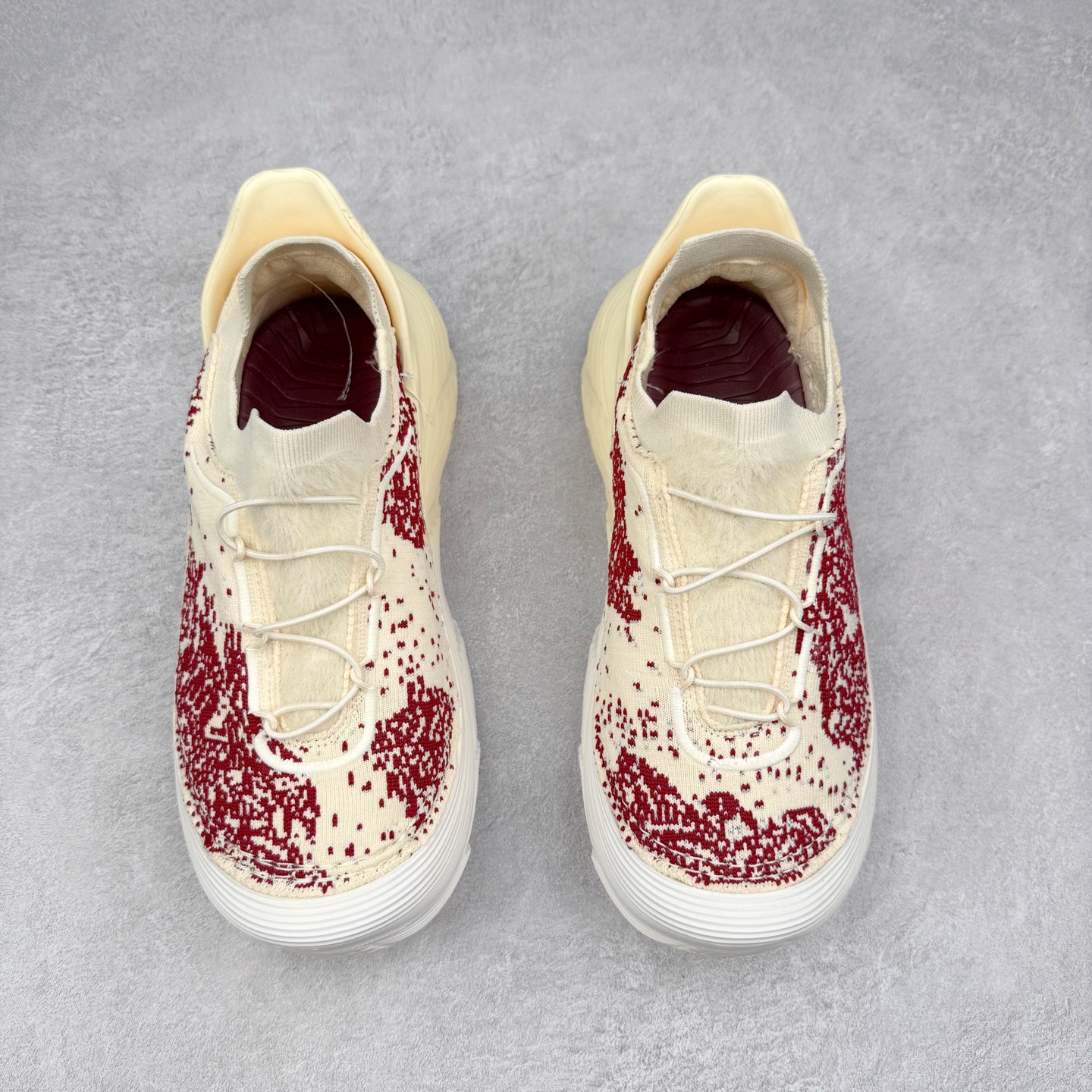图片[2]-paria FARZANEH x HOKA ONE ONE Restore TC Chukka 柔软舒适防滑耐磨中帮生活休闲鞋 男女同款 HOKA ONE ONE是来自美国的跑步鞋知名品牌，创立于2009年，始终致力于为所有跑者提供更新、更好的跑步装备。相比常规跑鞋，HOKA ONE ONE特别研发使用性能独特的几何形跑鞋中底，此种鞋底更厚、更高、回弹性也更好，除了卓越的缓冲性能，它还能为各种阶段的跑者带来更具动感、更加稳定的跑步体验。HOKAONE ONE从设计之初就清楚意识到，要保证跑者步幅的均匀一致，双脚自然而然的运动至关重要。实拍调校N版已经零色差零失真 百分百还原实物色彩所见即所得 不存在货不对板色差等低级问题 选购参考实物拍摄 不混卖不参货 只用心做好货严格选品 承诺混一赔十 尺码：36 36.5 37.5 38 38.5 39 40 40.5 41 42 42.5 43 44 44.5 45-选品中心