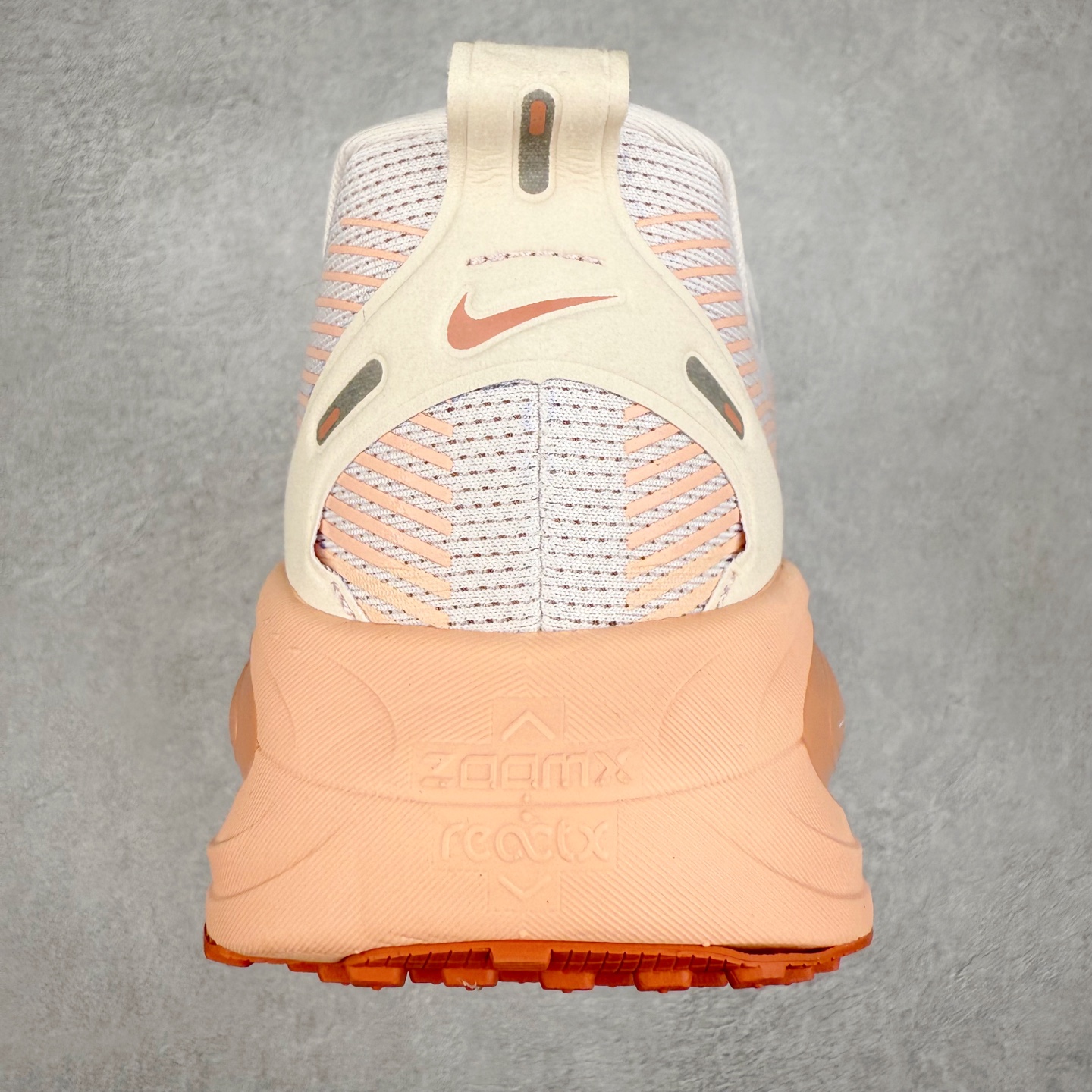 图片[8]-＃纯原福利 NK Air Zoom Vomero 18 轻便舒适公路跑步鞋 质感柔软 弹力充沛 助力一路畅跑 乐享不停 厚实泡绵缔造舒适的回弹效果 铸就出色跑步表现 该鞋款轻盈透气 带你步入舒适新境界 疾速刺激感和非凡舒适脚感交织 定能让跑者在迈步间找到渴望已久的跑步乐趣 自如掌控跑步节奏、配速和里程 足底缓震配置赋予双足柔软舒适感受 助你一路畅跑 缓震设计 在双足触地时有助提供舒适脚感 搭载性能出众的 ZoomX 和 Cushlon 泡绵 营造柔软舒适脚感 助你稳稳迈步 基于跑者反馈 简化中底设计 带来出色舒适感 尺码：36 36.5 37.5 38 38.5 39 40 40.5 41 42 42.5 43 44 44.5 45-选品中心