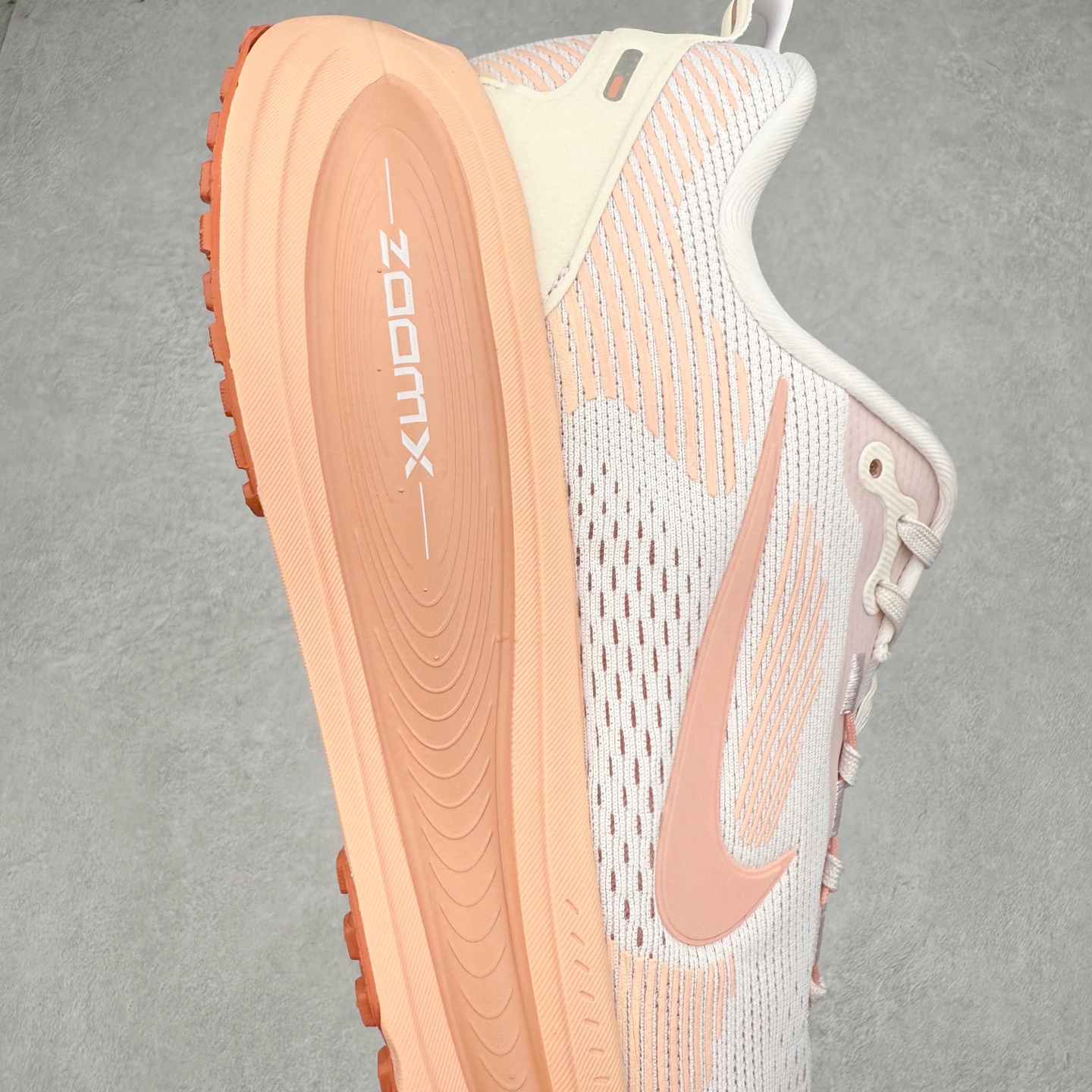 图片[6]-＃纯原福利 NK Air Zoom Vomero 18 轻便舒适公路跑步鞋 质感柔软 弹力充沛 助力一路畅跑 乐享不停 厚实泡绵缔造舒适的回弹效果 铸就出色跑步表现 该鞋款轻盈透气 带你步入舒适新境界 疾速刺激感和非凡舒适脚感交织 定能让跑者在迈步间找到渴望已久的跑步乐趣 自如掌控跑步节奏、配速和里程 足底缓震配置赋予双足柔软舒适感受 助你一路畅跑 缓震设计 在双足触地时有助提供舒适脚感 搭载性能出众的 ZoomX 和 Cushlon 泡绵 营造柔软舒适脚感 助你稳稳迈步 基于跑者反馈 简化中底设计 带来出色舒适感 尺码：36 36.5 37.5 38 38.5 39 40 40.5 41 42 42.5 43 44 44.5 45-选品中心