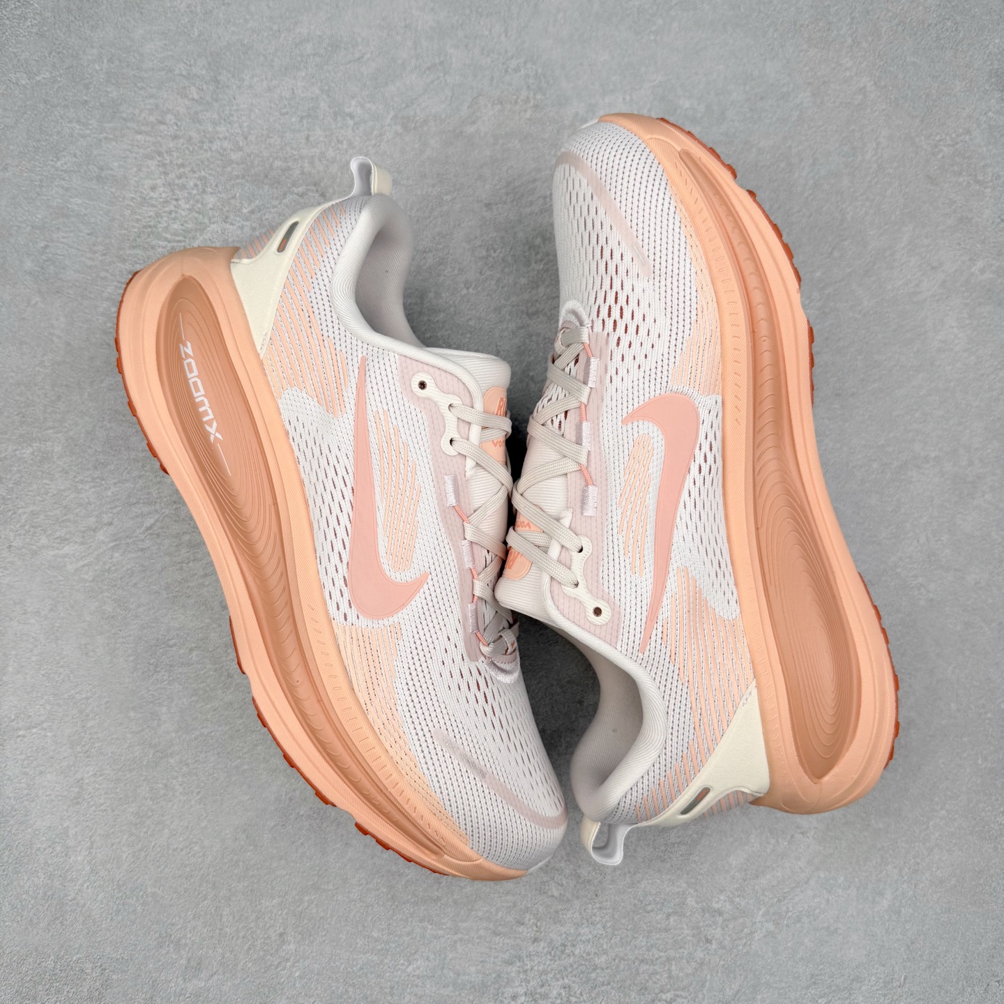 图片[3]-＃纯原福利 NK Air Zoom Vomero 18 轻便舒适公路跑步鞋 质感柔软 弹力充沛 助力一路畅跑 乐享不停 厚实泡绵缔造舒适的回弹效果 铸就出色跑步表现 该鞋款轻盈透气 带你步入舒适新境界 疾速刺激感和非凡舒适脚感交织 定能让跑者在迈步间找到渴望已久的跑步乐趣 自如掌控跑步节奏、配速和里程 足底缓震配置赋予双足柔软舒适感受 助你一路畅跑 缓震设计 在双足触地时有助提供舒适脚感 搭载性能出众的 ZoomX 和 Cushlon 泡绵 营造柔软舒适脚感 助你稳稳迈步 基于跑者反馈 简化中底设计 带来出色舒适感 尺码：36 36.5 37.5 38 38.5 39 40 40.5 41 42 42.5 43 44 44.5 45-选品中心