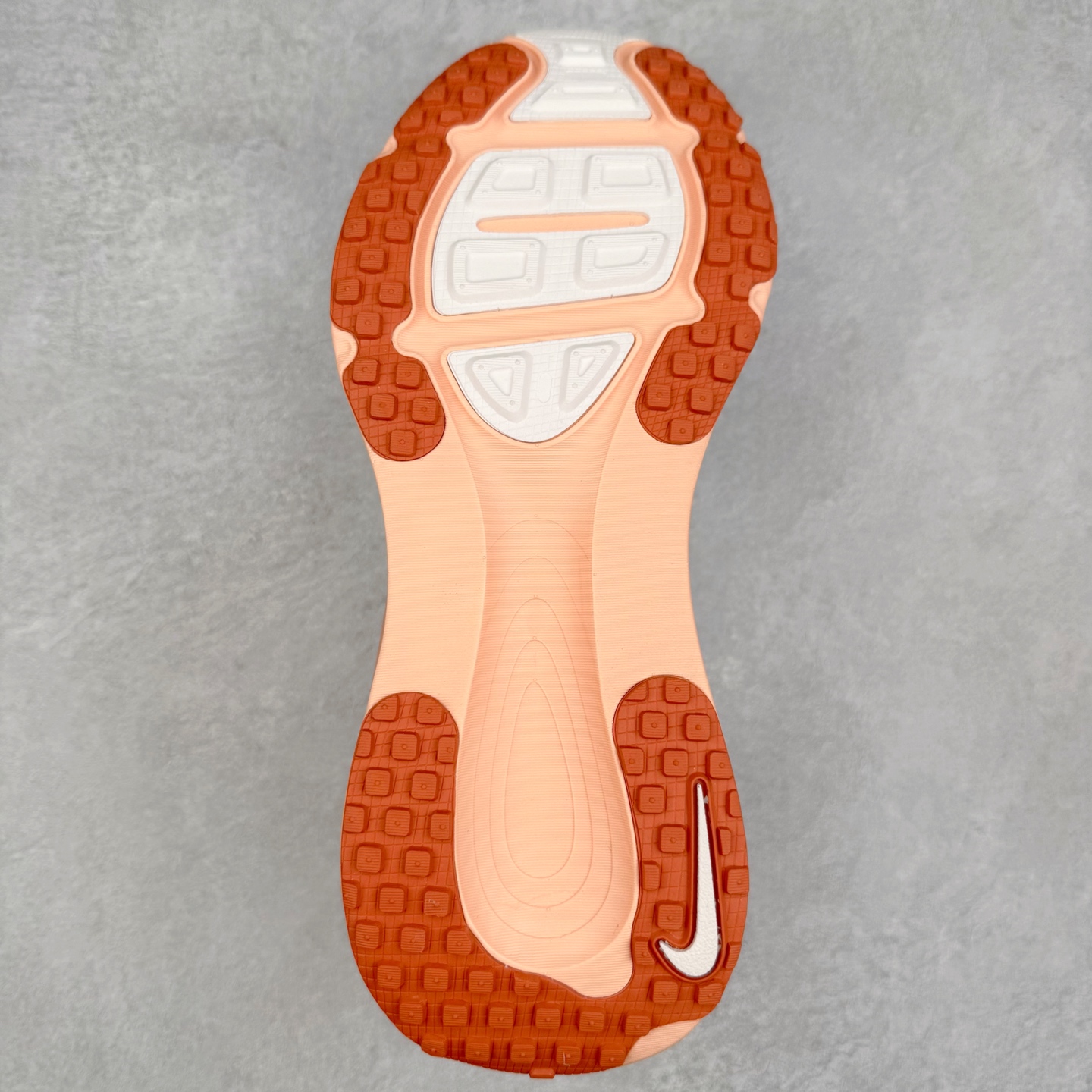 图片[9]-＃纯原福利 NK Air Zoom Vomero 18 轻便舒适公路跑步鞋 质感柔软 弹力充沛 助力一路畅跑 乐享不停 厚实泡绵缔造舒适的回弹效果 铸就出色跑步表现 该鞋款轻盈透气 带你步入舒适新境界 疾速刺激感和非凡舒适脚感交织 定能让跑者在迈步间找到渴望已久的跑步乐趣 自如掌控跑步节奏、配速和里程 足底缓震配置赋予双足柔软舒适感受 助你一路畅跑 缓震设计 在双足触地时有助提供舒适脚感 搭载性能出众的 ZoomX 和 Cushlon 泡绵 营造柔软舒适脚感 助你稳稳迈步 基于跑者反馈 简化中底设计 带来出色舒适感 尺码：36 36.5 37.5 38 38.5 39 40 40.5 41 42 42.5 43 44 44.5 45-选品中心