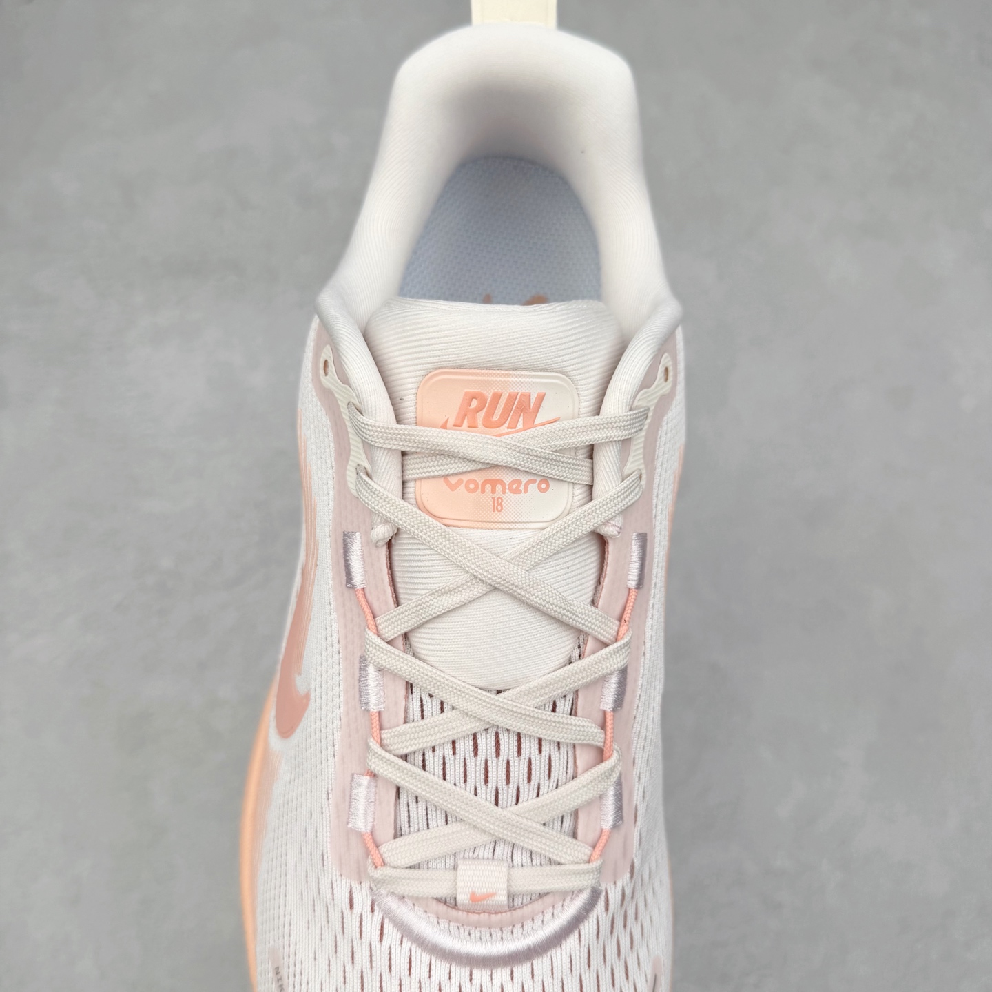 图片[5]-＃纯原福利 NK Air Zoom Vomero 18 轻便舒适公路跑步鞋 质感柔软 弹力充沛 助力一路畅跑 乐享不停 厚实泡绵缔造舒适的回弹效果 铸就出色跑步表现 该鞋款轻盈透气 带你步入舒适新境界 疾速刺激感和非凡舒适脚感交织 定能让跑者在迈步间找到渴望已久的跑步乐趣 自如掌控跑步节奏、配速和里程 足底缓震配置赋予双足柔软舒适感受 助你一路畅跑 缓震设计 在双足触地时有助提供舒适脚感 搭载性能出众的 ZoomX 和 Cushlon 泡绵 营造柔软舒适脚感 助你稳稳迈步 基于跑者反馈 简化中底设计 带来出色舒适感 尺码：36 36.5 37.5 38 38.5 39 40 40.5 41 42 42.5 43 44 44.5 45-选品中心