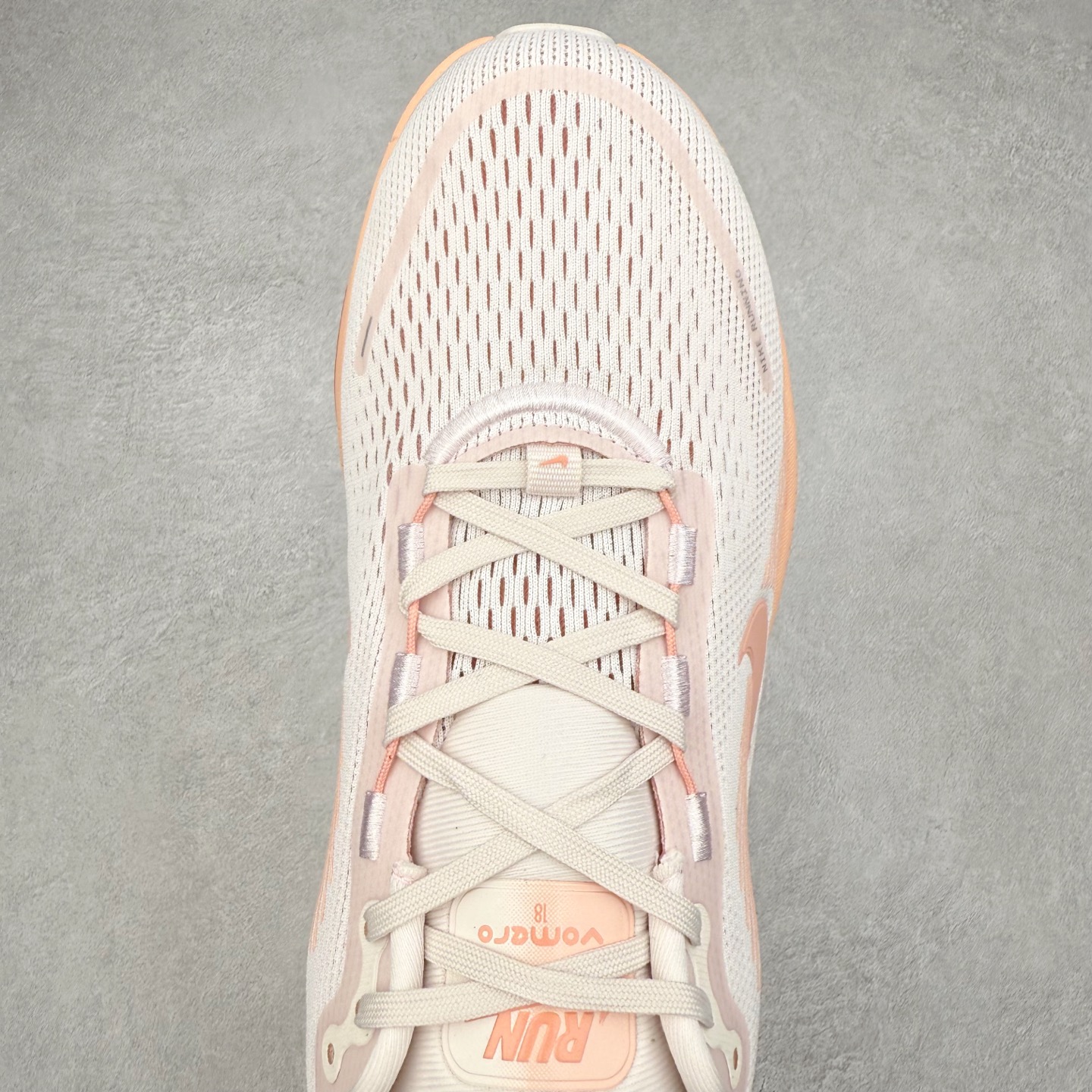 图片[4]-＃纯原福利 NK Air Zoom Vomero 18 轻便舒适公路跑步鞋 质感柔软 弹力充沛 助力一路畅跑 乐享不停 厚实泡绵缔造舒适的回弹效果 铸就出色跑步表现 该鞋款轻盈透气 带你步入舒适新境界 疾速刺激感和非凡舒适脚感交织 定能让跑者在迈步间找到渴望已久的跑步乐趣 自如掌控跑步节奏、配速和里程 足底缓震配置赋予双足柔软舒适感受 助你一路畅跑 缓震设计 在双足触地时有助提供舒适脚感 搭载性能出众的 ZoomX 和 Cushlon 泡绵 营造柔软舒适脚感 助你稳稳迈步 基于跑者反馈 简化中底设计 带来出色舒适感 尺码：36 36.5 37.5 38 38.5 39 40 40.5 41 42 42.5 43 44 44.5 45-选品中心