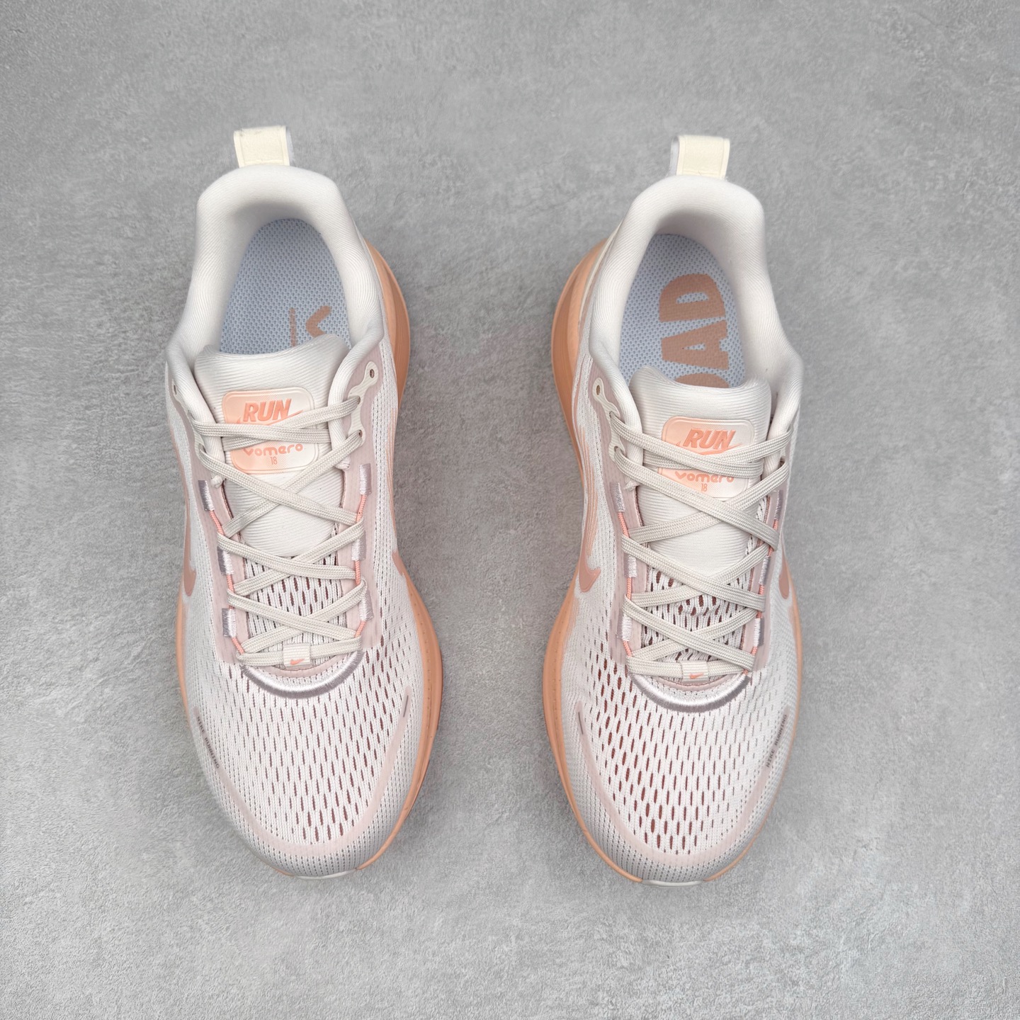 图片[2]-＃纯原福利 NK Air Zoom Vomero 18 轻便舒适公路跑步鞋 质感柔软 弹力充沛 助力一路畅跑 乐享不停 厚实泡绵缔造舒适的回弹效果 铸就出色跑步表现 该鞋款轻盈透气 带你步入舒适新境界 疾速刺激感和非凡舒适脚感交织 定能让跑者在迈步间找到渴望已久的跑步乐趣 自如掌控跑步节奏、配速和里程 足底缓震配置赋予双足柔软舒适感受 助你一路畅跑 缓震设计 在双足触地时有助提供舒适脚感 搭载性能出众的 ZoomX 和 Cushlon 泡绵 营造柔软舒适脚感 助你稳稳迈步 基于跑者反馈 简化中底设计 带来出色舒适感 尺码：36 36.5 37.5 38 38.5 39 40 40.5 41 42 42.5 43 44 44.5 45-选品中心