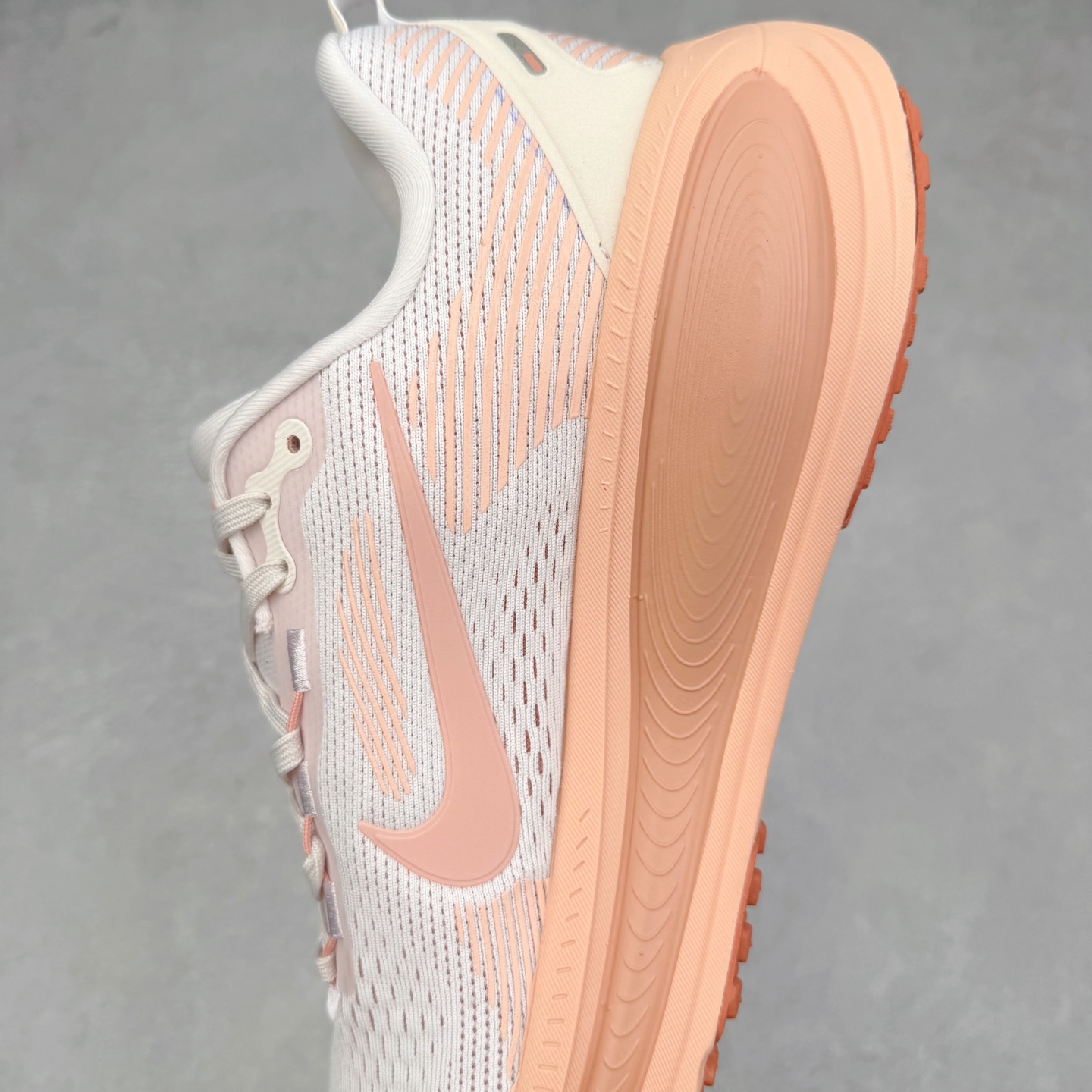 图片[7]-＃纯原福利 NK Air Zoom Vomero 18 轻便舒适公路跑步鞋 质感柔软 弹力充沛 助力一路畅跑 乐享不停 厚实泡绵缔造舒适的回弹效果 铸就出色跑步表现 该鞋款轻盈透气 带你步入舒适新境界 疾速刺激感和非凡舒适脚感交织 定能让跑者在迈步间找到渴望已久的跑步乐趣 自如掌控跑步节奏、配速和里程 足底缓震配置赋予双足柔软舒适感受 助你一路畅跑 缓震设计 在双足触地时有助提供舒适脚感 搭载性能出众的 ZoomX 和 Cushlon 泡绵 营造柔软舒适脚感 助你稳稳迈步 基于跑者反馈 简化中底设计 带来出色舒适感 尺码：36 36.5 37.5 38 38.5 39 40 40.5 41 42 42.5 43 44 44.5 45-选品中心