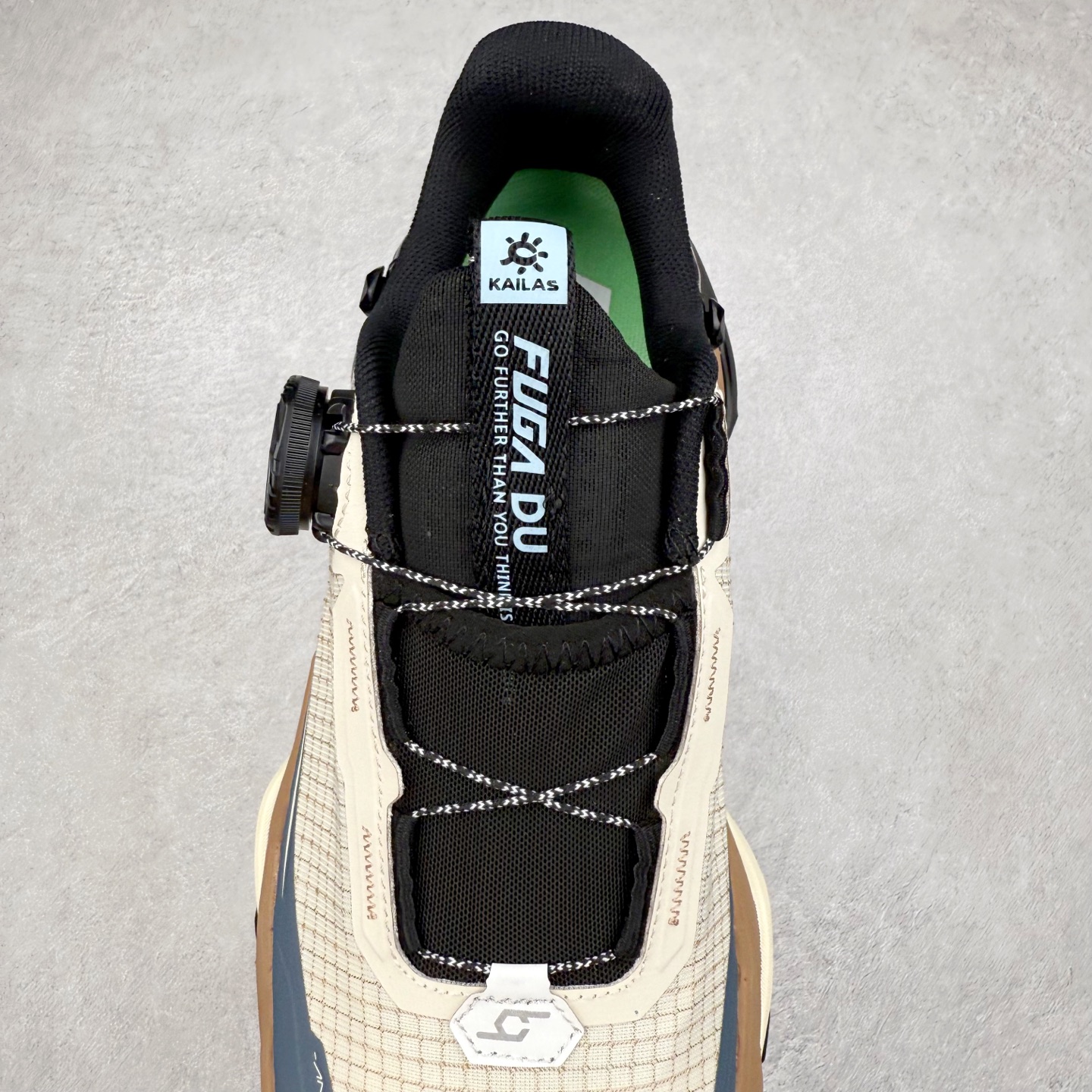 图片[5]-KAILAS FUGA DU BOA 凯乐石 黑山大坡王越野机能跑鞋 这双黑山整体呈现了多样的黑灰银搭配 鞋面主体部分采用网状薄翼材质中底是大坡王最具特色的山形结构 鞋带采用 BOA 旋钮快速穿脱系统 Vibram Megagrip 延续大坡王超强抓地 多重元素组合而成的造型和颜色设计让整双鞋观感丰富而又统一 整双鞋的技术和材料应用使得科技感十足颜色和脚感适合各类场景和场所穿着！ 尺码：36 36.5 37 37.5 38 39 39.5 40 41 41.5 42 42.5 43 44 44.5 45-选品中心