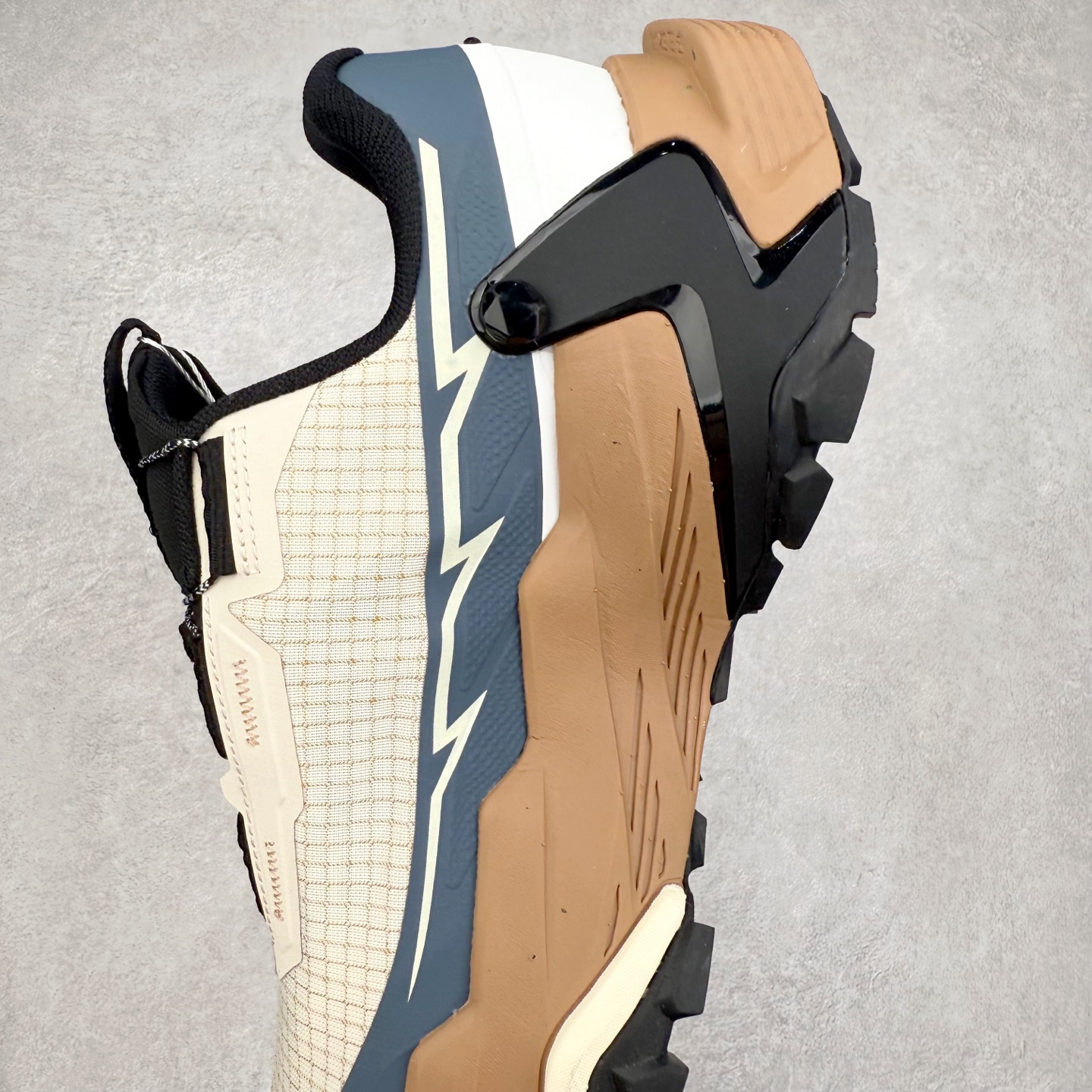 图片[7]-KAILAS FUGA DU BOA 凯乐石 黑山大坡王越野机能跑鞋 这双黑山整体呈现了多样的黑灰银搭配 鞋面主体部分采用网状薄翼材质中底是大坡王最具特色的山形结构 鞋带采用 BOA 旋钮快速穿脱系统 Vibram Megagrip 延续大坡王超强抓地 多重元素组合而成的造型和颜色设计让整双鞋观感丰富而又统一 整双鞋的技术和材料应用使得科技感十足颜色和脚感适合各类场景和场所穿着！ 尺码：36 36.5 37 37.5 38 39 39.5 40 41 41.5 42 42.5 43 44 44.5 45-选品中心