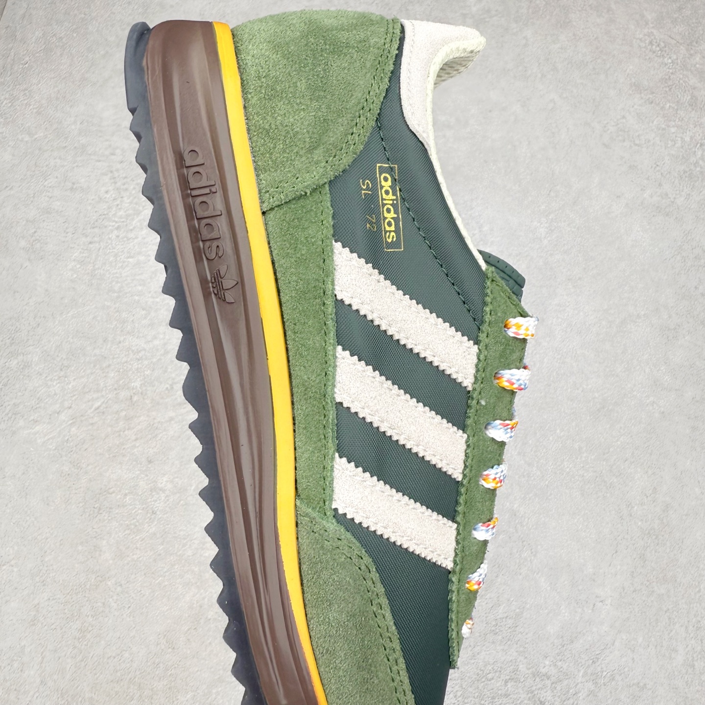 图片[6]-＃HP纯原 AD Wmns SL72 OG 系列德训足球风百搭低帮休闲运动板鞋 JR9416 采用高弹EVA+MODEL+RB三层组合底 区别市面RB一体大底 三层组合鞋底重量与原鞋一致 Originals 将有「T 头鞋」造型的诞生于 1972 年的 SL72 鞋款复刻带回 各位买鞋又有新选择了 1972 年 SL72 问世后 引领了后来阿迪达斯的跑鞋发展方向 其中「SL」代表了 Super Light 彰显了产品轻便的特性 1972 年 SL72 问世后 引领了后来阿迪达斯的跑鞋发展方向 其中「SL」代表了 Super Light 彰显了产品轻便的特性 这次 Originals 延续其轻质经典的基因 带来男女两款 SL72 男生款带来 SL72 RS 鞋型 RS 意为 Reshaped（重塑）鞋款在保留了经典的外观基础上 在尼龙材质里增加了填充物 使鞋型更加挺立和饱满 鞋头则更加圆润 鞋底的 EVA 材质则增加了鞋款的高度 女生款则带来 SL72 OG W 鞋型 OG 顾名思义则是致敬经典款式 相较于 RS（Reshaped）鞋款 鞋身更加纤细 其整体鞋身轮廓、线条、细节、材质上尊崇 70 年代 SL72 的设计 还原经典味道 尺码：36 36⅔ 37⅓ 38 38⅔ 39⅓ 40 40⅔ 41⅓ 42 42⅔ 43⅓ 44 44⅔ 45-选品中心