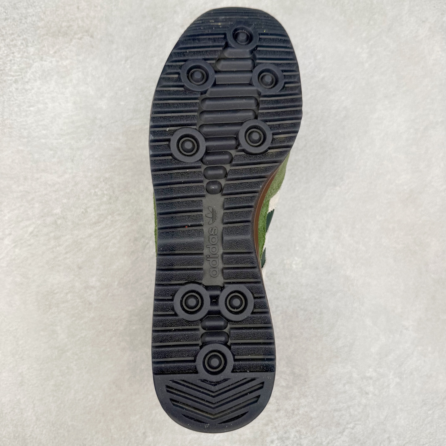 图片[9]-＃HP纯原 AD Wmns SL72 OG 系列德训足球风百搭低帮休闲运动板鞋 JR9416 采用高弹EVA+MODEL+RB三层组合底 区别市面RB一体大底 三层组合鞋底重量与原鞋一致 Originals 将有「T 头鞋」造型的诞生于 1972 年的 SL72 鞋款复刻带回 各位买鞋又有新选择了 1972 年 SL72 问世后 引领了后来阿迪达斯的跑鞋发展方向 其中「SL」代表了 Super Light 彰显了产品轻便的特性 1972 年 SL72 问世后 引领了后来阿迪达斯的跑鞋发展方向 其中「SL」代表了 Super Light 彰显了产品轻便的特性 这次 Originals 延续其轻质经典的基因 带来男女两款 SL72 男生款带来 SL72 RS 鞋型 RS 意为 Reshaped（重塑）鞋款在保留了经典的外观基础上 在尼龙材质里增加了填充物 使鞋型更加挺立和饱满 鞋头则更加圆润 鞋底的 EVA 材质则增加了鞋款的高度 女生款则带来 SL72 OG W 鞋型 OG 顾名思义则是致敬经典款式 相较于 RS（Reshaped）鞋款 鞋身更加纤细 其整体鞋身轮廓、线条、细节、材质上尊崇 70 年代 SL72 的设计 还原经典味道 尺码：36 36⅔ 37⅓ 38 38⅔ 39⅓ 40 40⅔ 41⅓ 42 42⅔ 43⅓ 44 44⅔ 45-选品中心