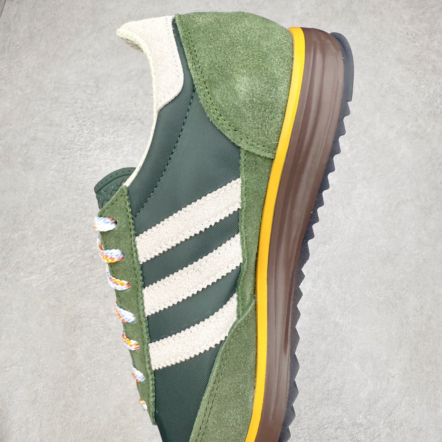 图片[7]-＃HP纯原 AD Wmns SL72 OG 系列德训足球风百搭低帮休闲运动板鞋 JR9416 采用高弹EVA+MODEL+RB三层组合底 区别市面RB一体大底 三层组合鞋底重量与原鞋一致 Originals 将有「T 头鞋」造型的诞生于 1972 年的 SL72 鞋款复刻带回 各位买鞋又有新选择了 1972 年 SL72 问世后 引领了后来阿迪达斯的跑鞋发展方向 其中「SL」代表了 Super Light 彰显了产品轻便的特性 1972 年 SL72 问世后 引领了后来阿迪达斯的跑鞋发展方向 其中「SL」代表了 Super Light 彰显了产品轻便的特性 这次 Originals 延续其轻质经典的基因 带来男女两款 SL72 男生款带来 SL72 RS 鞋型 RS 意为 Reshaped（重塑）鞋款在保留了经典的外观基础上 在尼龙材质里增加了填充物 使鞋型更加挺立和饱满 鞋头则更加圆润 鞋底的 EVA 材质则增加了鞋款的高度 女生款则带来 SL72 OG W 鞋型 OG 顾名思义则是致敬经典款式 相较于 RS（Reshaped）鞋款 鞋身更加纤细 其整体鞋身轮廓、线条、细节、材质上尊崇 70 年代 SL72 的设计 还原经典味道 尺码：36 36⅔ 37⅓ 38 38⅔ 39⅓ 40 40⅔ 41⅓ 42 42⅔ 43⅓ 44 44⅔ 45-选品中心