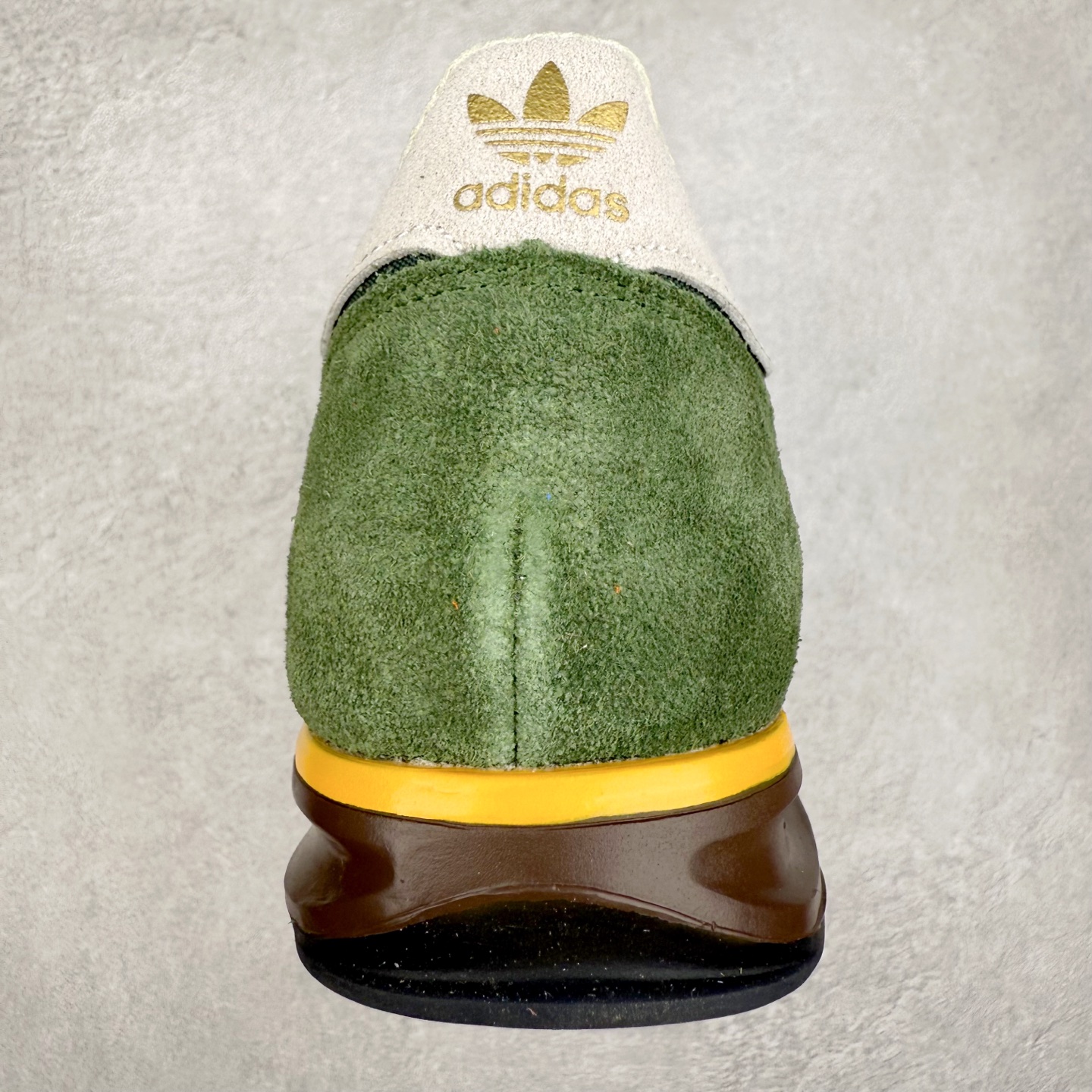 图片[8]-＃HP纯原 AD Wmns SL72 OG 系列德训足球风百搭低帮休闲运动板鞋 JR9416 采用高弹EVA+MODEL+RB三层组合底 区别市面RB一体大底 三层组合鞋底重量与原鞋一致 Originals 将有「T 头鞋」造型的诞生于 1972 年的 SL72 鞋款复刻带回 各位买鞋又有新选择了 1972 年 SL72 问世后 引领了后来阿迪达斯的跑鞋发展方向 其中「SL」代表了 Super Light 彰显了产品轻便的特性 1972 年 SL72 问世后 引领了后来阿迪达斯的跑鞋发展方向 其中「SL」代表了 Super Light 彰显了产品轻便的特性 这次 Originals 延续其轻质经典的基因 带来男女两款 SL72 男生款带来 SL72 RS 鞋型 RS 意为 Reshaped（重塑）鞋款在保留了经典的外观基础上 在尼龙材质里增加了填充物 使鞋型更加挺立和饱满 鞋头则更加圆润 鞋底的 EVA 材质则增加了鞋款的高度 女生款则带来 SL72 OG W 鞋型 OG 顾名思义则是致敬经典款式 相较于 RS（Reshaped）鞋款 鞋身更加纤细 其整体鞋身轮廓、线条、细节、材质上尊崇 70 年代 SL72 的设计 还原经典味道 尺码：36 36⅔ 37⅓ 38 38⅔ 39⅓ 40 40⅔ 41⅓ 42 42⅔ 43⅓ 44 44⅔ 45-选品中心