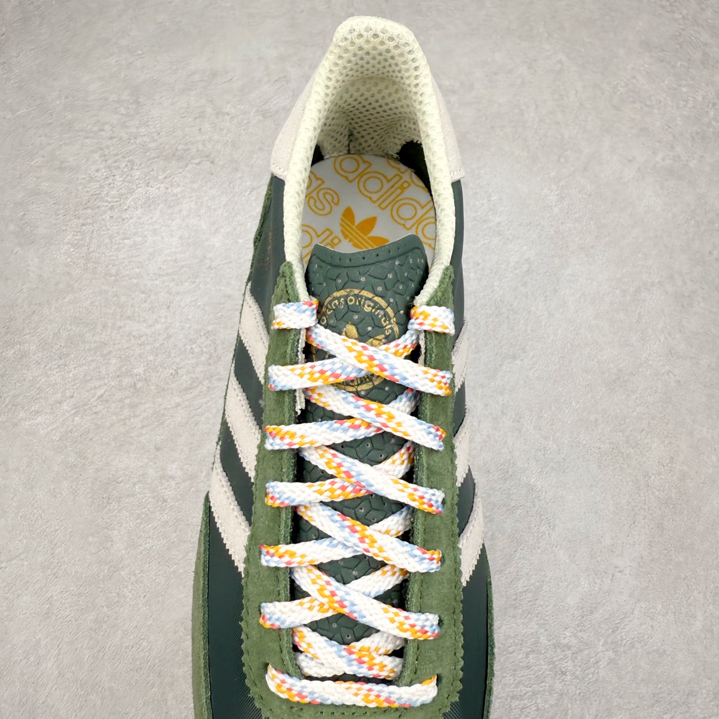 图片[5]-＃HP纯原 AD Wmns SL72 OG 系列德训足球风百搭低帮休闲运动板鞋 JR9416 采用高弹EVA+MODEL+RB三层组合底 区别市面RB一体大底 三层组合鞋底重量与原鞋一致 Originals 将有「T 头鞋」造型的诞生于 1972 年的 SL72 鞋款复刻带回 各位买鞋又有新选择了 1972 年 SL72 问世后 引领了后来阿迪达斯的跑鞋发展方向 其中「SL」代表了 Super Light 彰显了产品轻便的特性 1972 年 SL72 问世后 引领了后来阿迪达斯的跑鞋发展方向 其中「SL」代表了 Super Light 彰显了产品轻便的特性 这次 Originals 延续其轻质经典的基因 带来男女两款 SL72 男生款带来 SL72 RS 鞋型 RS 意为 Reshaped（重塑）鞋款在保留了经典的外观基础上 在尼龙材质里增加了填充物 使鞋型更加挺立和饱满 鞋头则更加圆润 鞋底的 EVA 材质则增加了鞋款的高度 女生款则带来 SL72 OG W 鞋型 OG 顾名思义则是致敬经典款式 相较于 RS（Reshaped）鞋款 鞋身更加纤细 其整体鞋身轮廓、线条、细节、材质上尊崇 70 年代 SL72 的设计 还原经典味道 尺码：36 36⅔ 37⅓ 38 38⅔ 39⅓ 40 40⅔ 41⅓ 42 42⅔ 43⅓ 44 44⅔ 45-选品中心