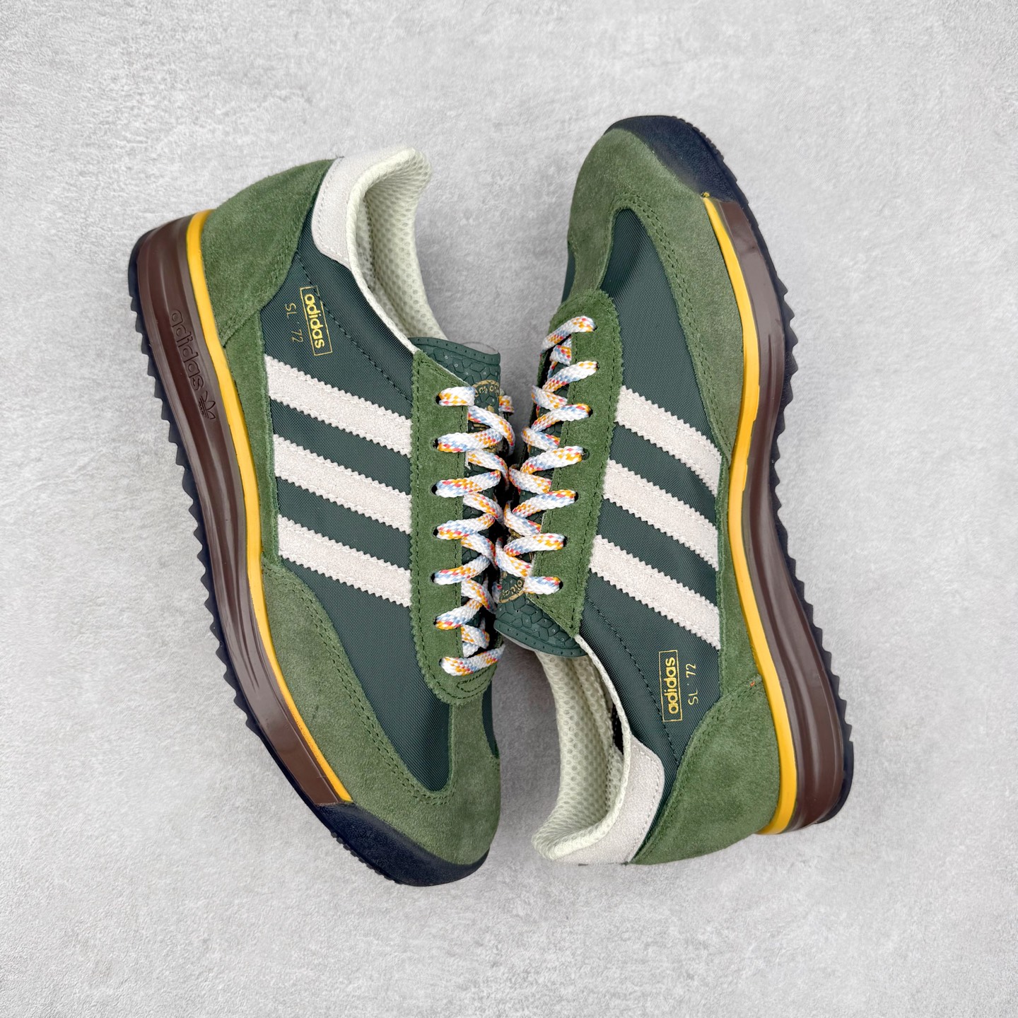 图片[3]-＃HP纯原 AD Wmns SL72 OG 系列德训足球风百搭低帮休闲运动板鞋 JR9416 采用高弹EVA+MODEL+RB三层组合底 区别市面RB一体大底 三层组合鞋底重量与原鞋一致 Originals 将有「T 头鞋」造型的诞生于 1972 年的 SL72 鞋款复刻带回 各位买鞋又有新选择了 1972 年 SL72 问世后 引领了后来阿迪达斯的跑鞋发展方向 其中「SL」代表了 Super Light 彰显了产品轻便的特性 1972 年 SL72 问世后 引领了后来阿迪达斯的跑鞋发展方向 其中「SL」代表了 Super Light 彰显了产品轻便的特性 这次 Originals 延续其轻质经典的基因 带来男女两款 SL72 男生款带来 SL72 RS 鞋型 RS 意为 Reshaped（重塑）鞋款在保留了经典的外观基础上 在尼龙材质里增加了填充物 使鞋型更加挺立和饱满 鞋头则更加圆润 鞋底的 EVA 材质则增加了鞋款的高度 女生款则带来 SL72 OG W 鞋型 OG 顾名思义则是致敬经典款式 相较于 RS（Reshaped）鞋款 鞋身更加纤细 其整体鞋身轮廓、线条、细节、材质上尊崇 70 年代 SL72 的设计 还原经典味道 尺码：36 36⅔ 37⅓ 38 38⅔ 39⅓ 40 40⅔ 41⅓ 42 42⅔ 43⅓ 44 44⅔ 45-选品中心