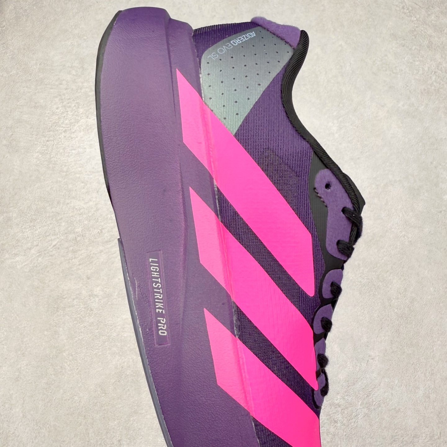 图片[6]-＃福利特价 AD Adizero EVO SL 马拉松竞速专业跑鞋 CELERMESH针织网面非常轻薄 纤维间的缝隙很大 可以保证跑步时的透气、排汗效果 鞋舌直接与两侧的内衬和鞋底连接在一起 在跑步过程中不会被鞋舌的左右移动所困扰 在标准鞋带孔的基础上再拓宽一组鞋带孔 适合不同脚型的需求 突破性 EnergyRods 技术，有助于跑者实现更好的成绩 中底独特的LIGHTSTRIKE PRO泡棉材质 微弹感觉在跑步过程中给予了良好的支撑体验 对于顶级精英和高水平进阶跑者来说 ADIOS PRO是一双值得信赖的竞速比赛用鞋 尺码：36 36.5 37.5 38 38.5 39 40 40.5 41 42 42.5 43 44 44.5 45-选品中心