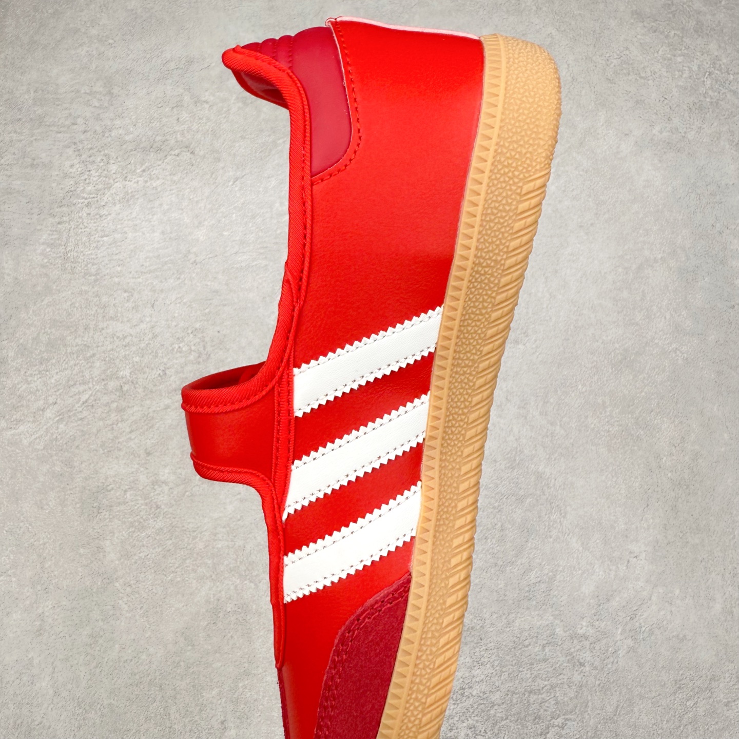 图片[7]-AD Original Samba OG 复古经典轻便板鞋 JQ6446 这款桑巴鞋展示了高质量的工艺 带有装饰的超锁缝制和无缝的手感 柔软、柔软的皮革造型和标志性的3条纹完成了精致的外观 正规合身鞋带 鞋面上有绒面鞋垫 橡胶鞋底 享受正畸套筒软感 自50年代首次亮相以来就一直在赢得粉丝的青睐 尺码：36 36.5 37.5 38 38.5 39 40 40.5 41 42 42.5 43 44 44.5 45-选品中心